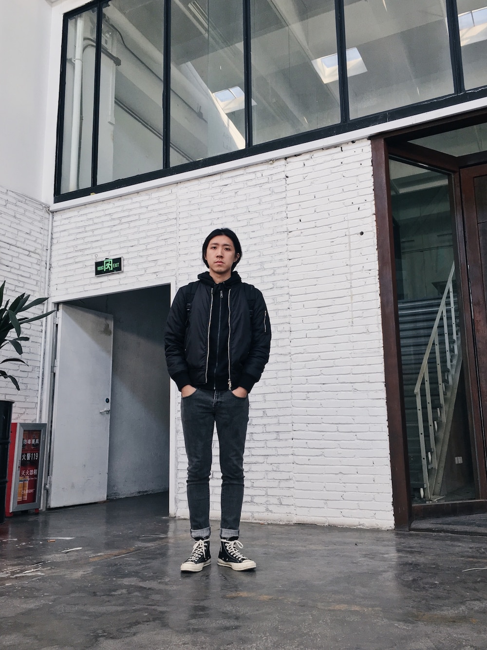 「black、daily look、street、total look、IZZUE、converse、70's、MA-1、hoodie、jeans」｜「BORSCHTのアイテム（マウンテンパーカー、ブラック系）」を使った、CHAPCHIMSIさん（メンズ・178cm）の冬コーディネートの1枚目の写真