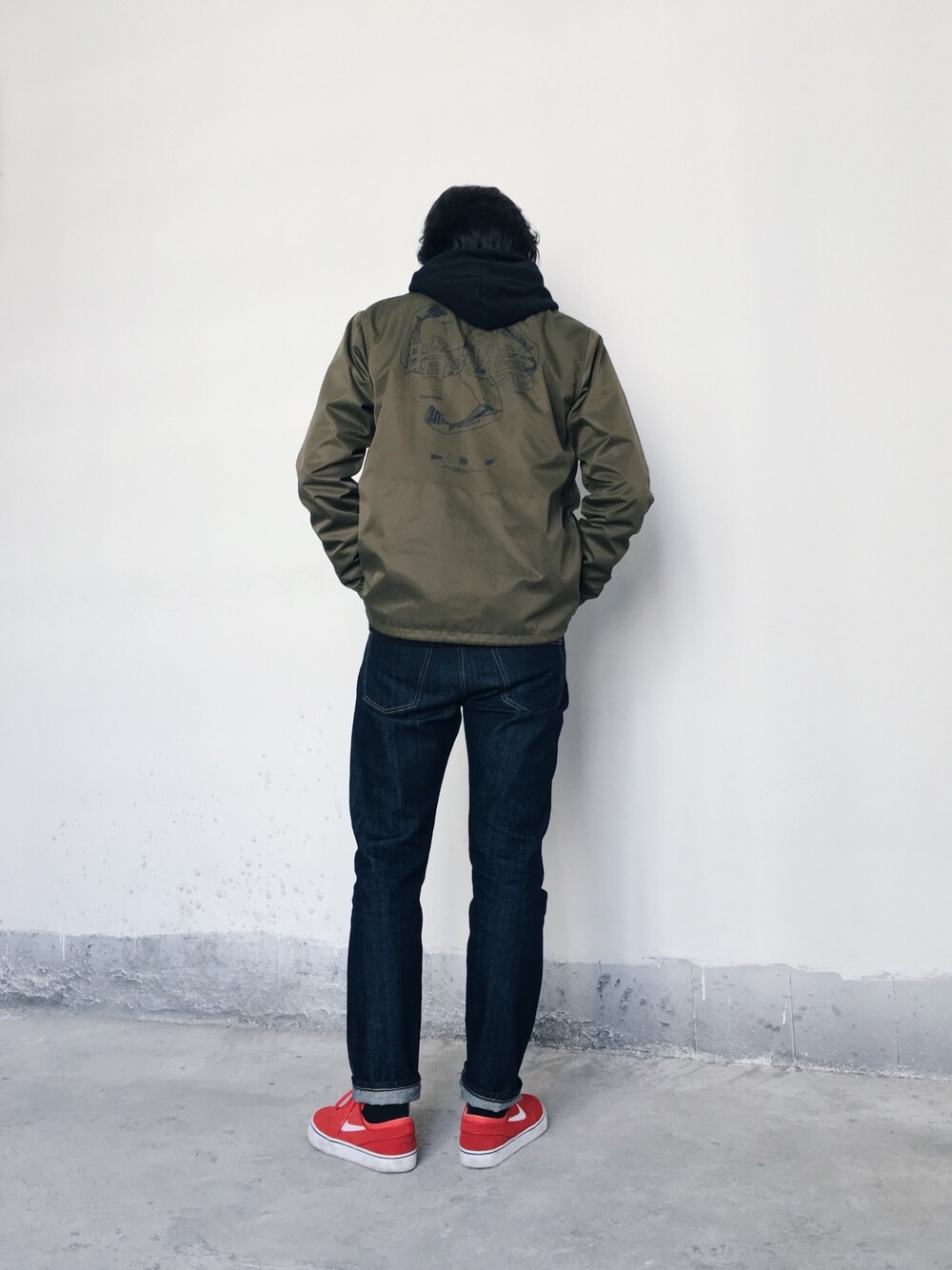 「NIKE、denim、coach jacket、daily look、street、dailylook、skateboard、nike sb 」｜「underguanのアイテム（マウンテンパーカー、グリーン系）」を使った、CHAPCHIMSIさん（メンズ・178cm）の冬コーディネートの1枚目の写真