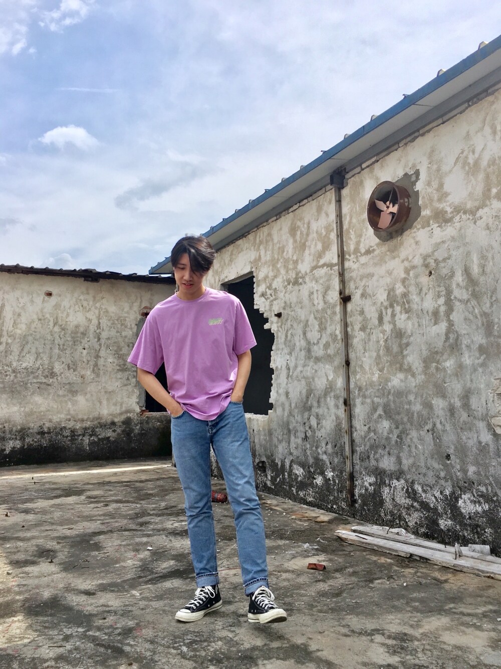 「夏コーデ、ootd、休日スタイル、streetstyle、daily look、TOPMAN、converse、CONVERSE1970、dailylook、热」｜「BORSCHTのアイテム（Tシャツ/カットソー、パープル系）」を使った、CHAPCHIMSIさん（メンズ・178cm）の夏コーディネートの1枚目の写真