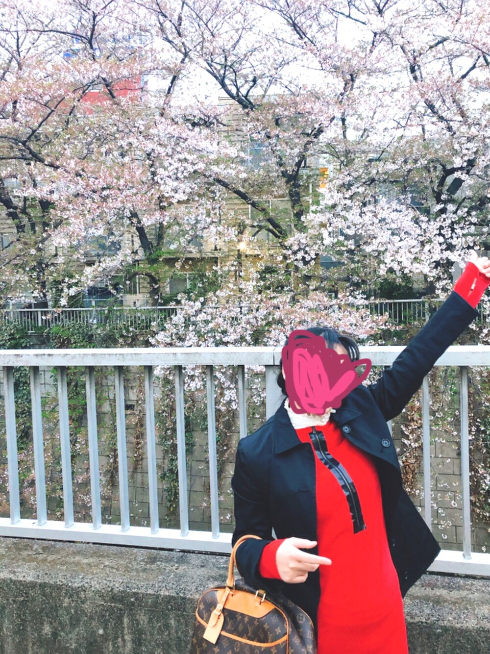 「DOLCE&GABBANAのアイテム（その他アウター、ブラック系）」を使った、makotoさん（レディース・160cm）の春コーディネートの1枚目の写真