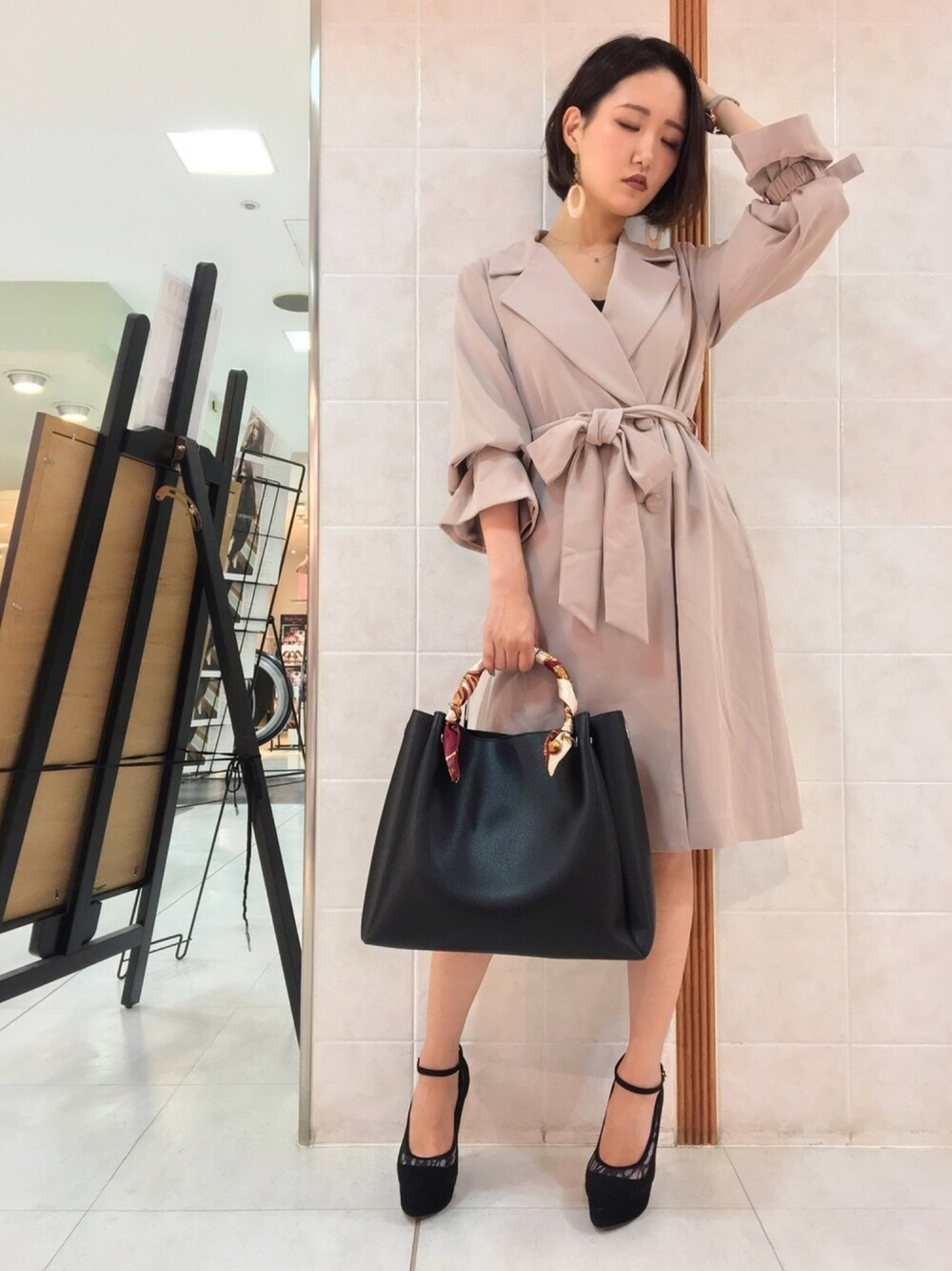 「LIPSERVICE、トレンチコート、秋服準備はじめました、今日のコーデ、秋、ベージュ、袖ボリューム、ロングトレンチコート、トートバッグ」｜「LIPSERVICEのキャンディースリーブルーズトレンチ（トレンチコート、ベージュ系）」を使った、Kaoriさん（レディース・156cm）の秋コーディネートの1枚目の写真