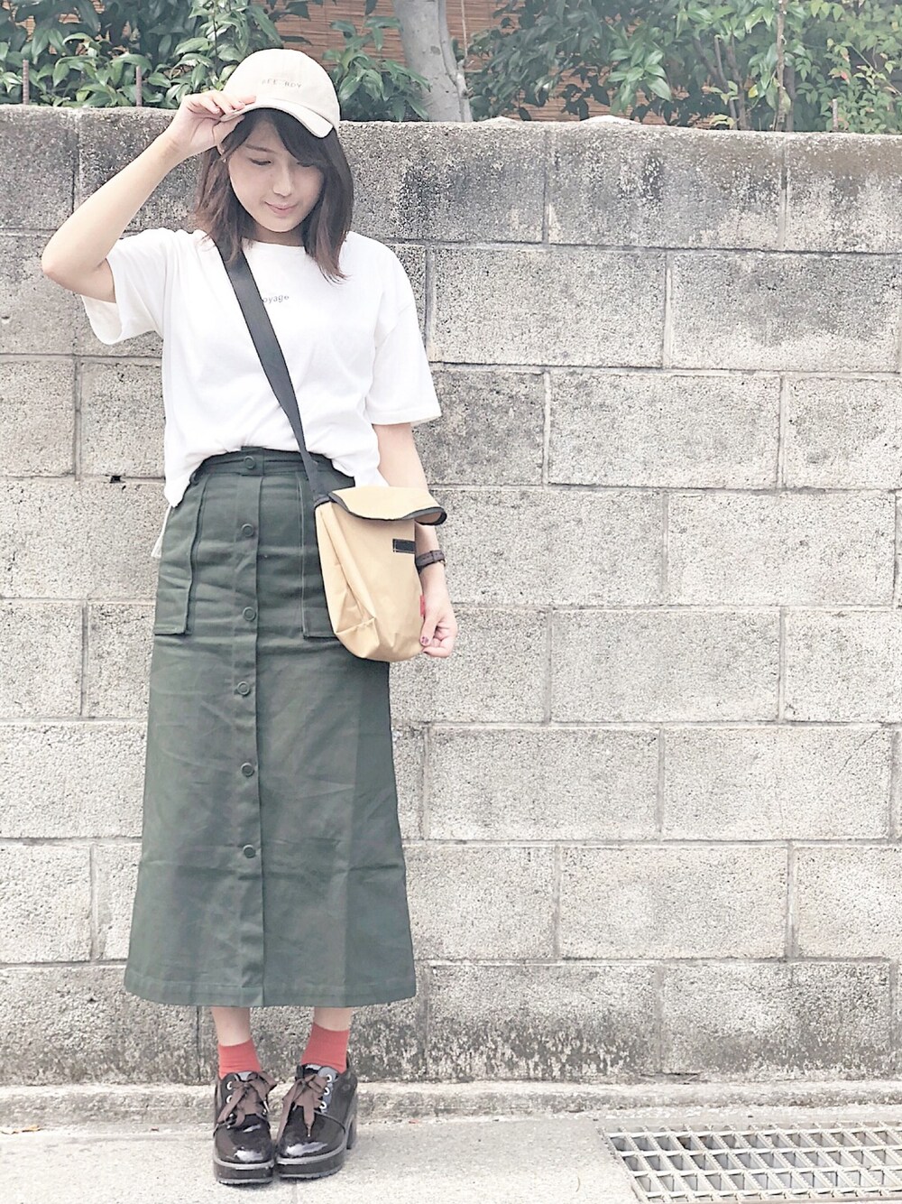 「秋服準備はじめました、秋コーデ、シンプル、休日スタイル、ootd、秋色、カジュアルコーデ、ロンクスカート」｜「AZUL by moussyのBEE BOYスウェード調キャップ（キャップ、ベージュ系）」を使った、ころもちさん（レディース・162cm）の秋コーディネートの1枚目の写真