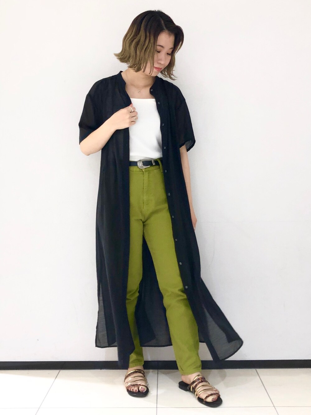 ブラック系のワンピース、ホワイト系のタンクトップ、イエロー系のデニムパンツを着用したレディースの夏コーディネートの1枚目の写真