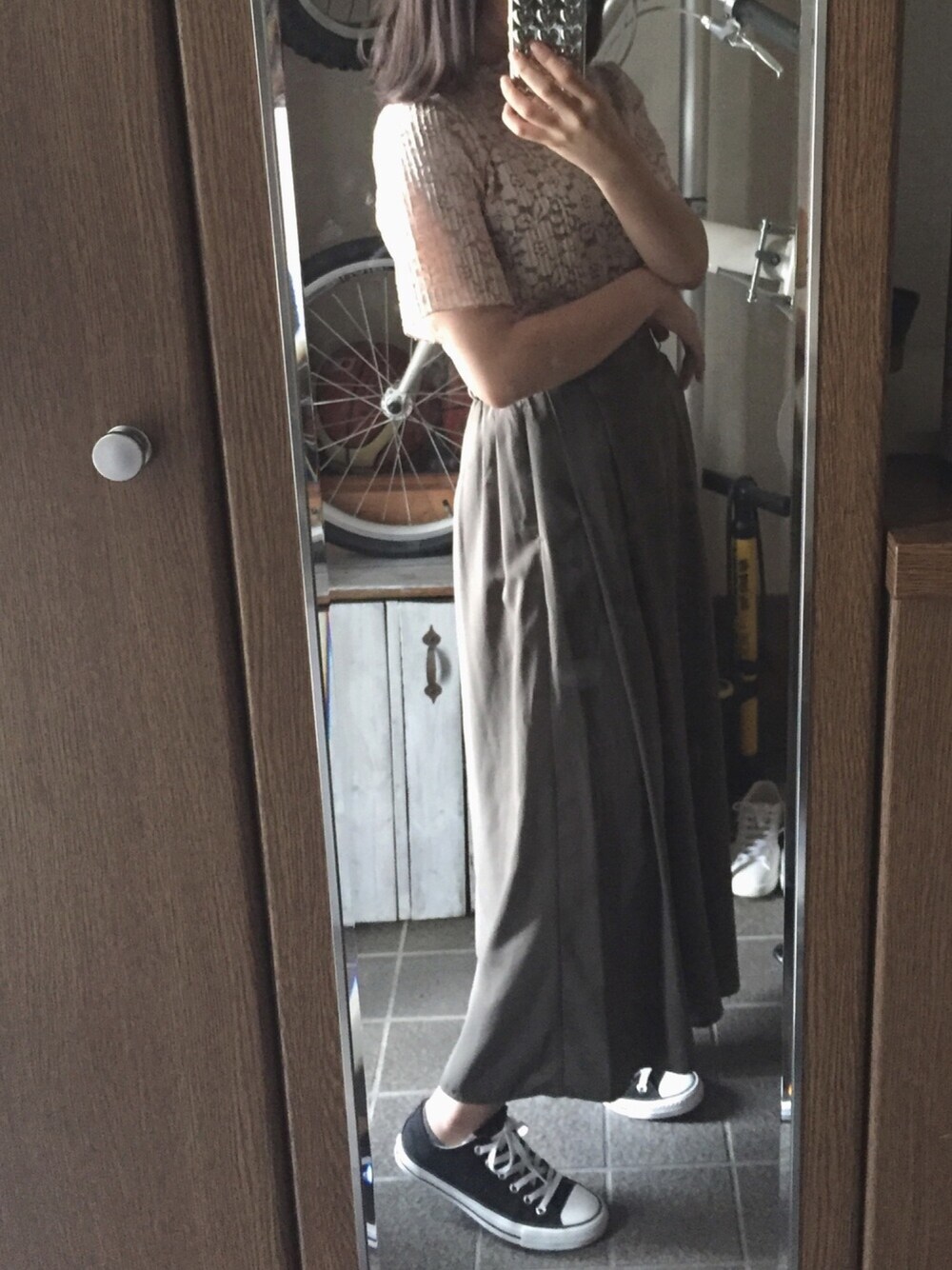 グリーン系のその他パンツ、ベージュ系のシャツ/ブラウス、ブラック系のスニーカーを着用したレディースの夏コーディネートの1枚目の写真