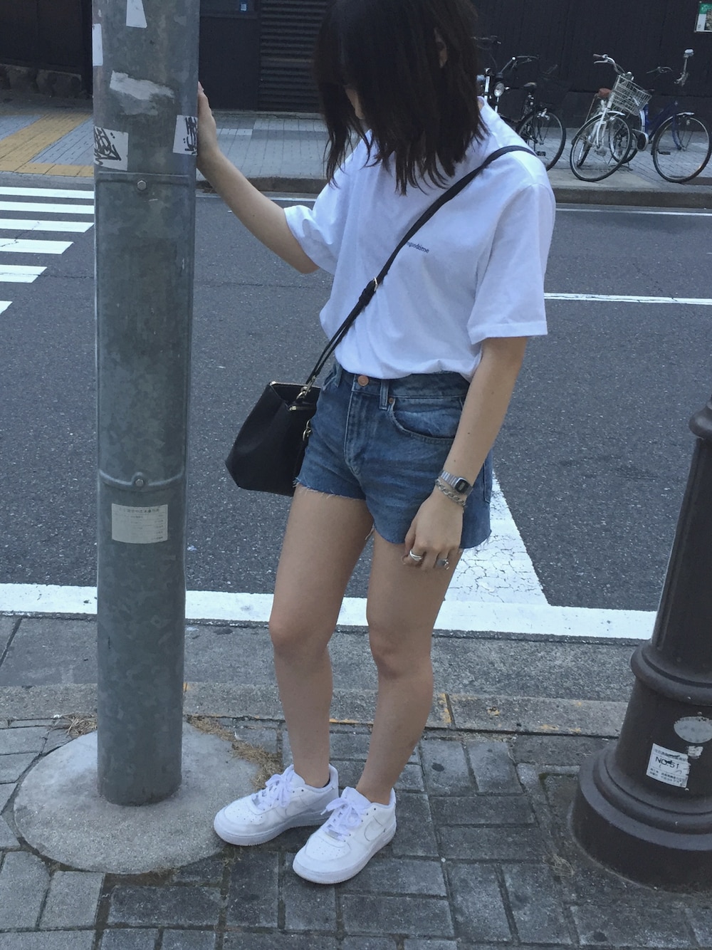 「have a good time、カジュアル、summer、デニムショートパンツ、スニーカー、エアフォースワン、韓国ファッション、白Tシャツ」｜「Have a good timeのアイテム（Tシャツ/カットソー、ホワイト系）」を使った、yunaさん（レディース・157cm）の夏コーディネートの1枚目の写真