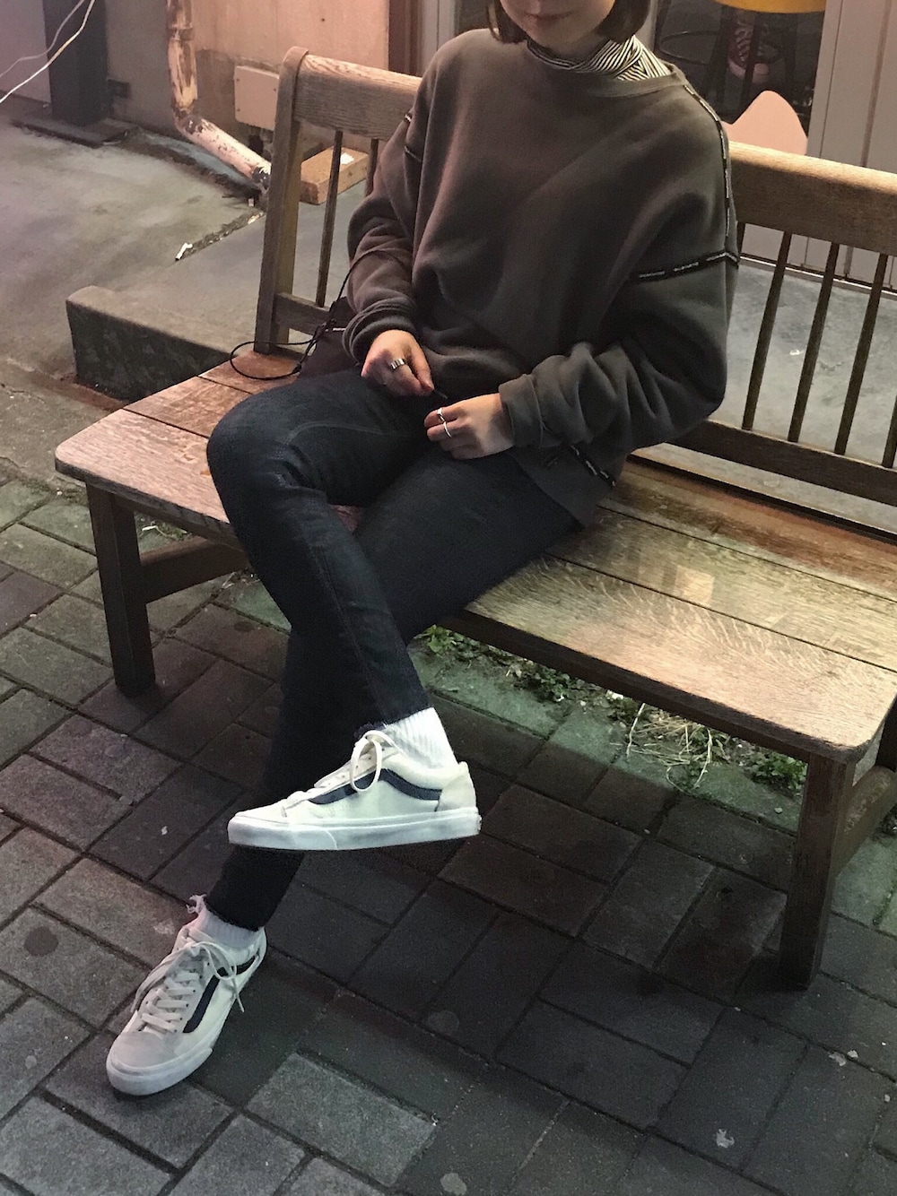 「カジュアルコーデ、デニムパンツ、デニムスキニー、白スニーカー、カーキ、ストリート、韓国ファッション、韓国ブランド、thisisneverthat、STYLE36」｜「thisisneverthatのアイテム（スウェット、グリーン系）」を使った、yunaさん（レディース・157cm）の春コーディネートの1枚目の写真