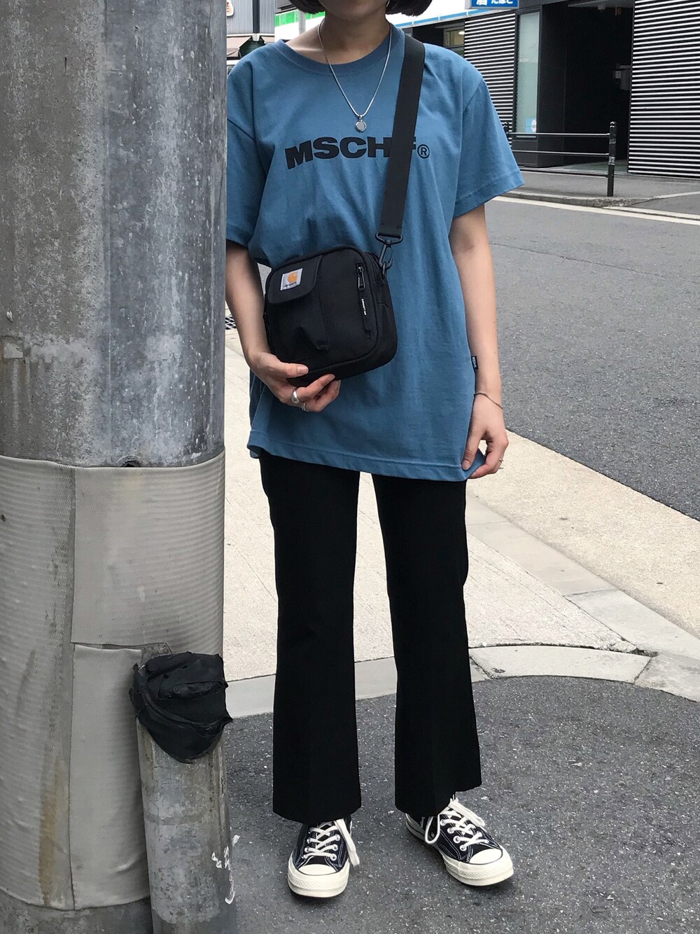 ブルー系のTシャツ/カットソー、ブラック系のショルダーバッグを着用したレディースの夏コーディネートの1枚目の写真