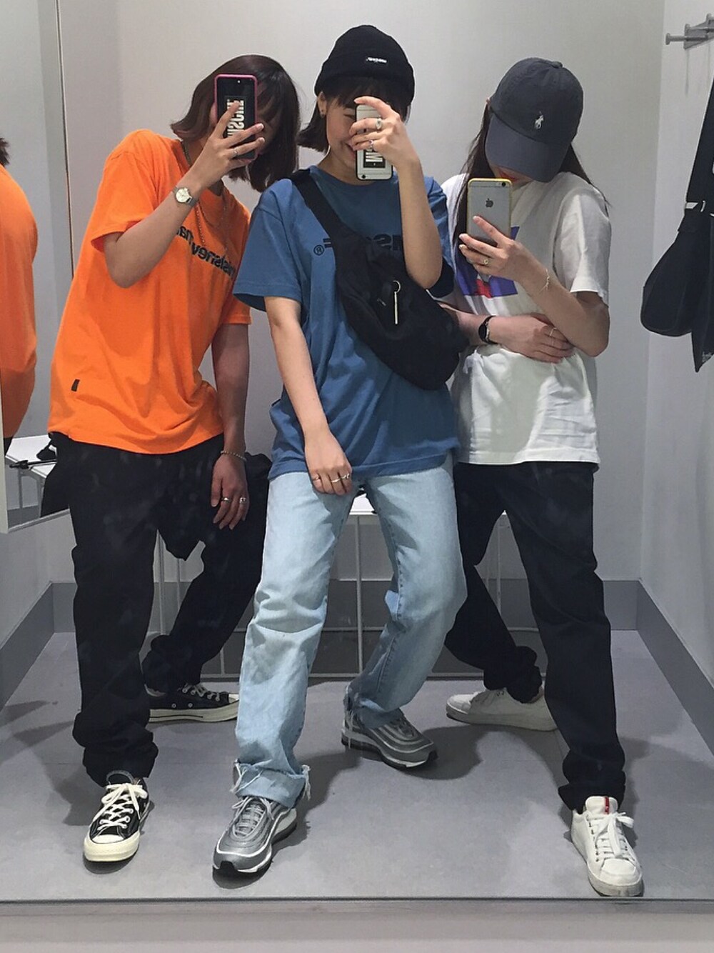 ブルー系のTシャツ/カットソー、シルバー系のスニーカー、ブルー系のデニムパンツを着用したレディースの夏コーディネートの1枚目の写真