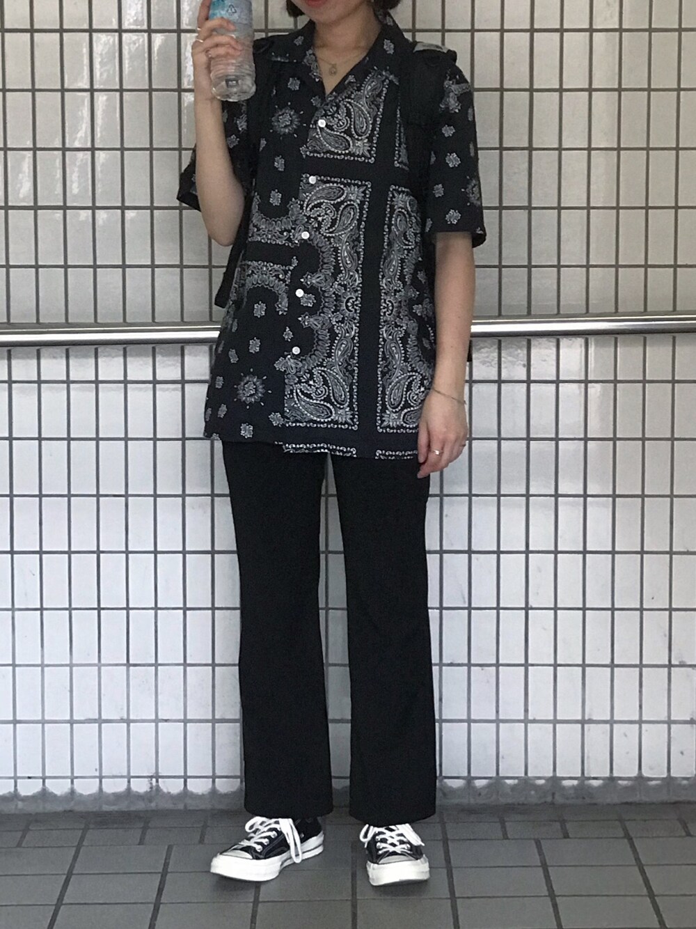 ブラック系のシャツ/ブラウス、ブラック系のスニーカーを着用したレディースの夏コーディネートの1枚目の写真