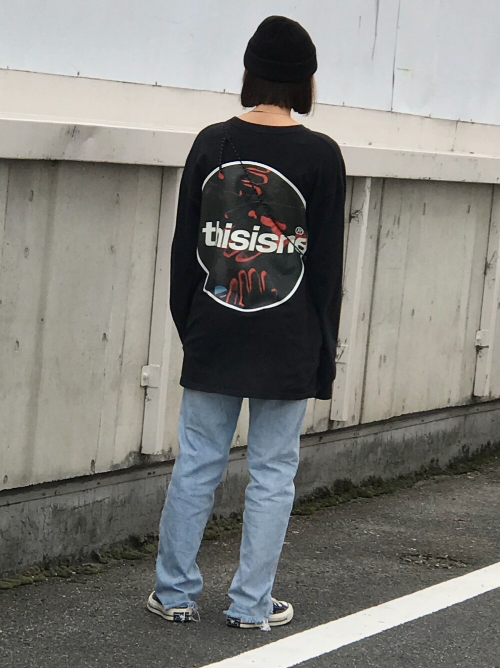 ブラック系のTシャツ/カットソー、ブルー系のデニムパンツを着用したレディースの秋コーディネートの1枚目の写真