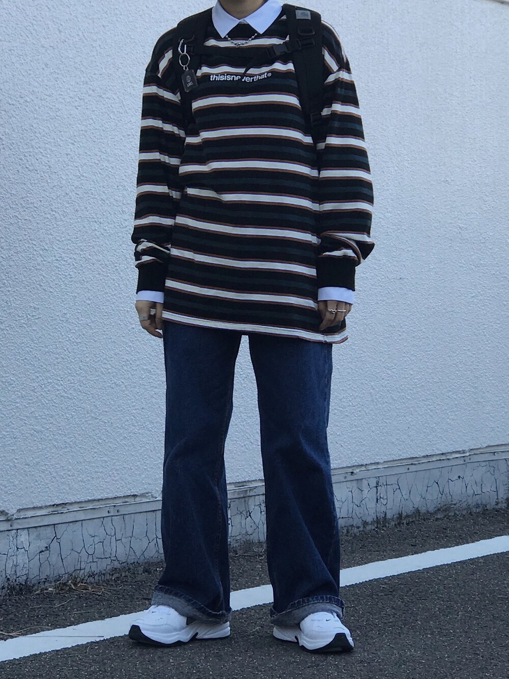 その他のTシャツ/カットソー、ホワイト系のスニーカーを着用したレディースの秋コーディネートの1枚目の写真