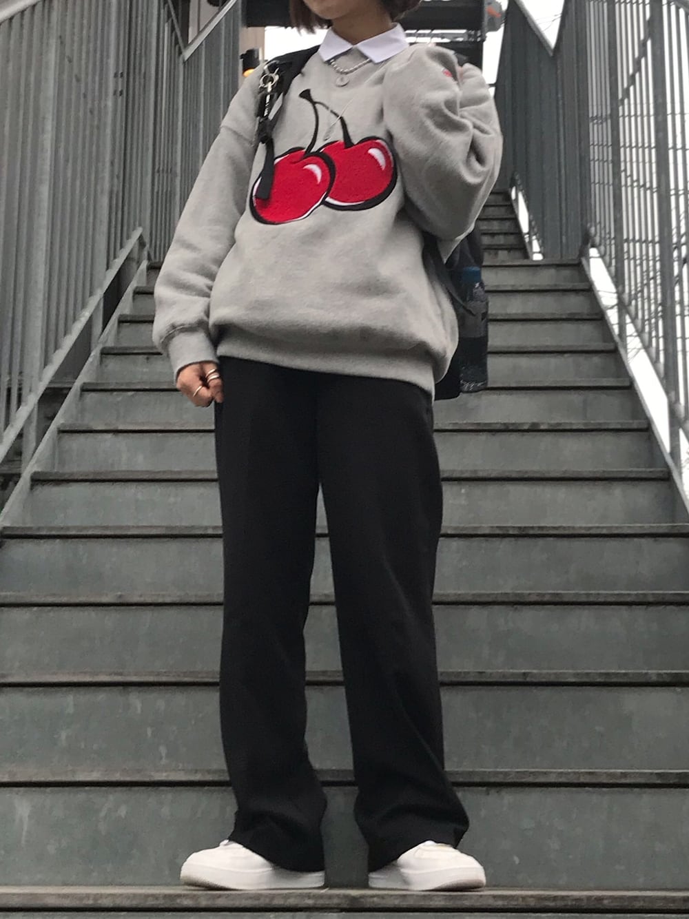 グレー系のスウェットを着用したレディースの冬コーディネートの1枚目の写真