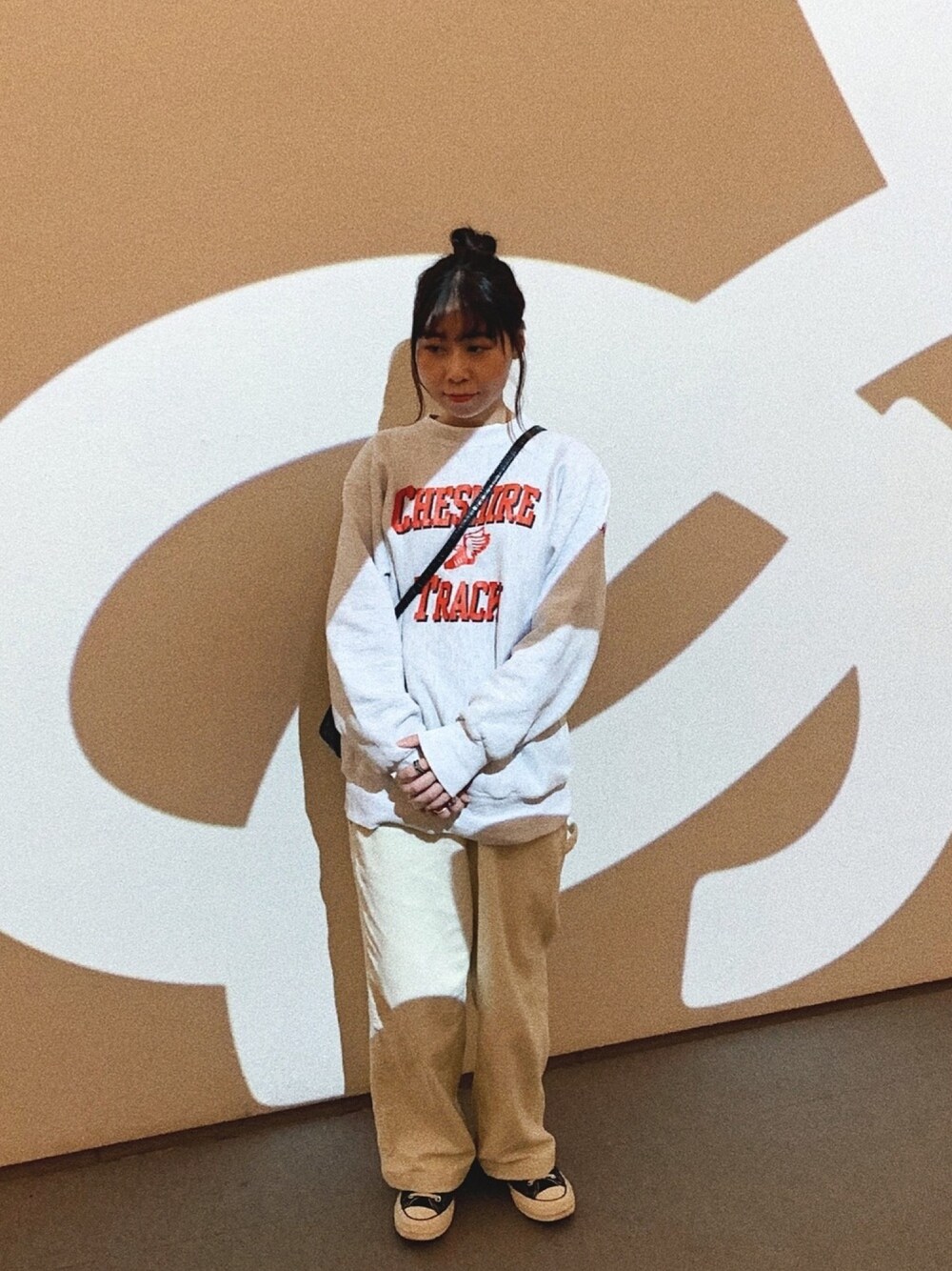 グレー系のスウェット、ホワイト系のその他パンツを着用したレディースの冬コーディネートの1枚目の写真