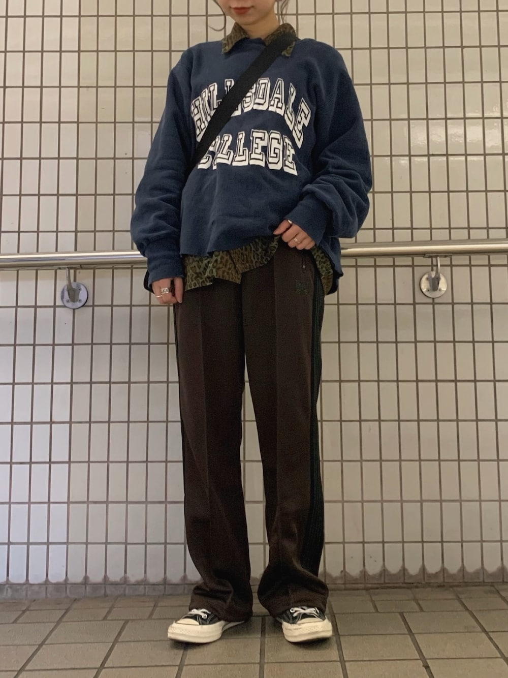 「古着MIX、ニードルス、トラックパンツ、NEEDLES、リバースウィーブ、south2west8、レオパード、カーキ、ブラウン、メンズライク」｜「Needlesのアイテム（パンツ、ブラウン系）」を使った、yunaさん（レディース・156cm）の春コーディネートの1枚目の写真