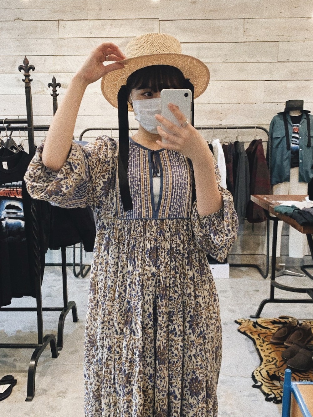 ブルー系のワンピース、ベージュ系のハットを着用したレディースの秋コーディネートの1枚目の写真