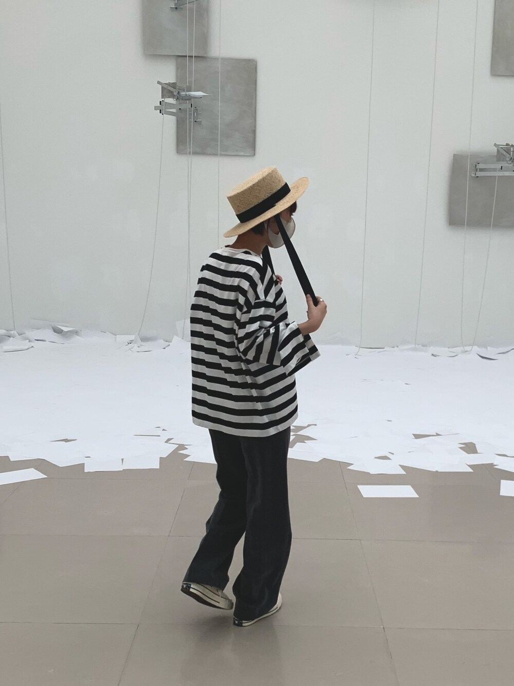 ホワイト系のTシャツ/カットソー、ホワイト系のスニーカー、ベージュ系のハットを着用したレディースの秋コーディネートの1枚目の写真