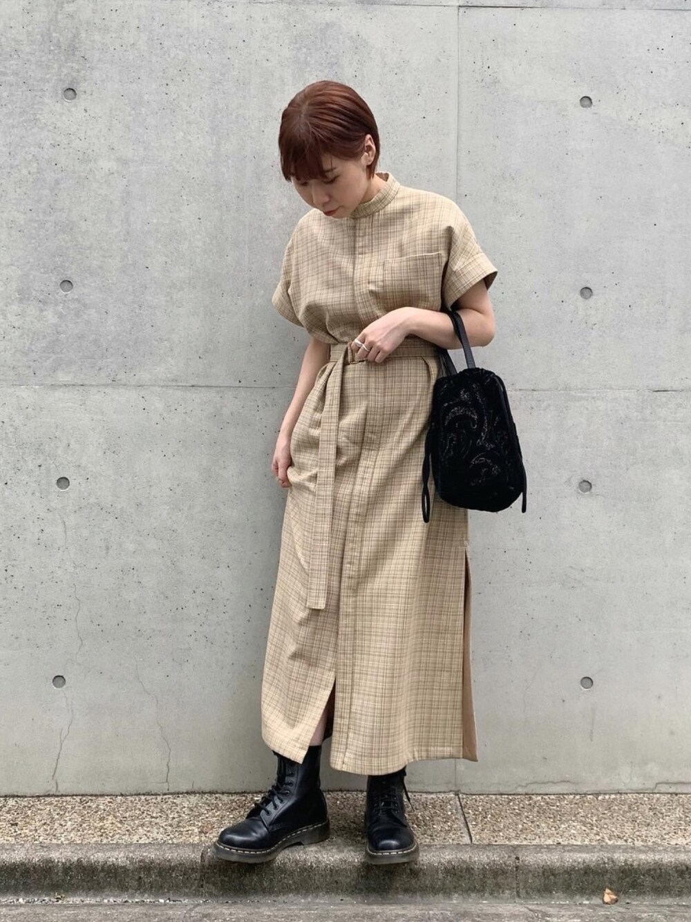 ベージュ系のワンピース、グリーン系のバッグ、ブラック系のブーツを着用したレディースの秋コーディネートの1枚目の写真