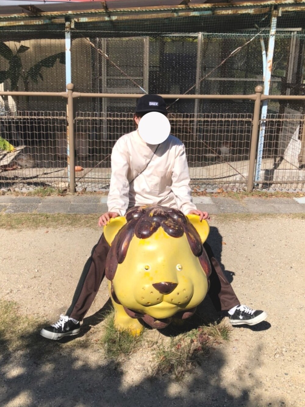 ブラウン系のパンツ、ベージュ系のTシャツ/カットソーを着用したレディースの秋コーディネートの1枚目の写真