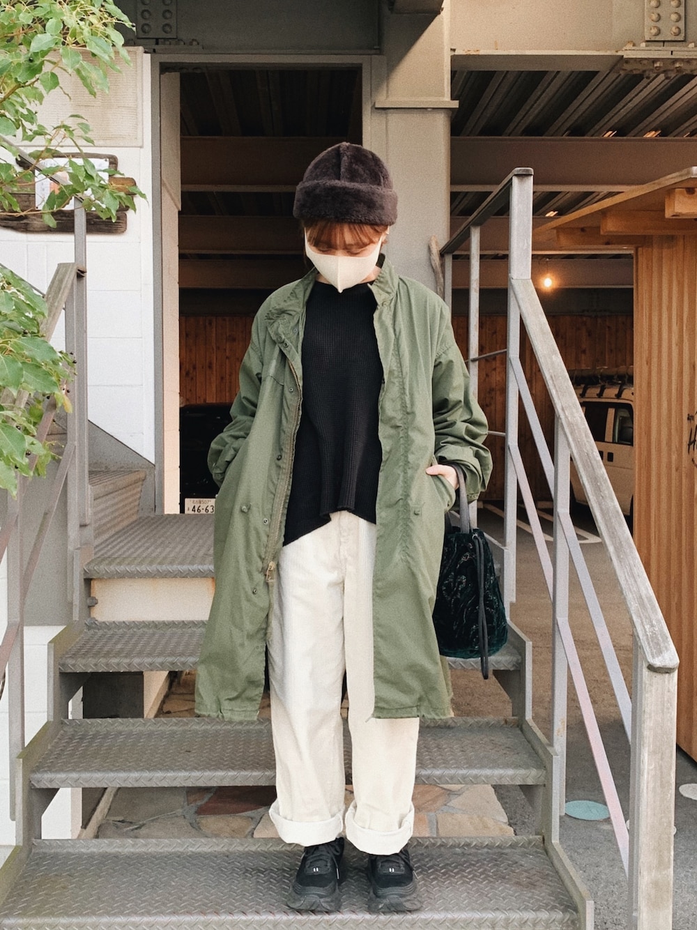 ブラック系のTシャツ/カットソー、ホワイト系のその他パンツ、ブラック系のスニーカーを着用したレディースの秋コーディネートの1枚目の写真