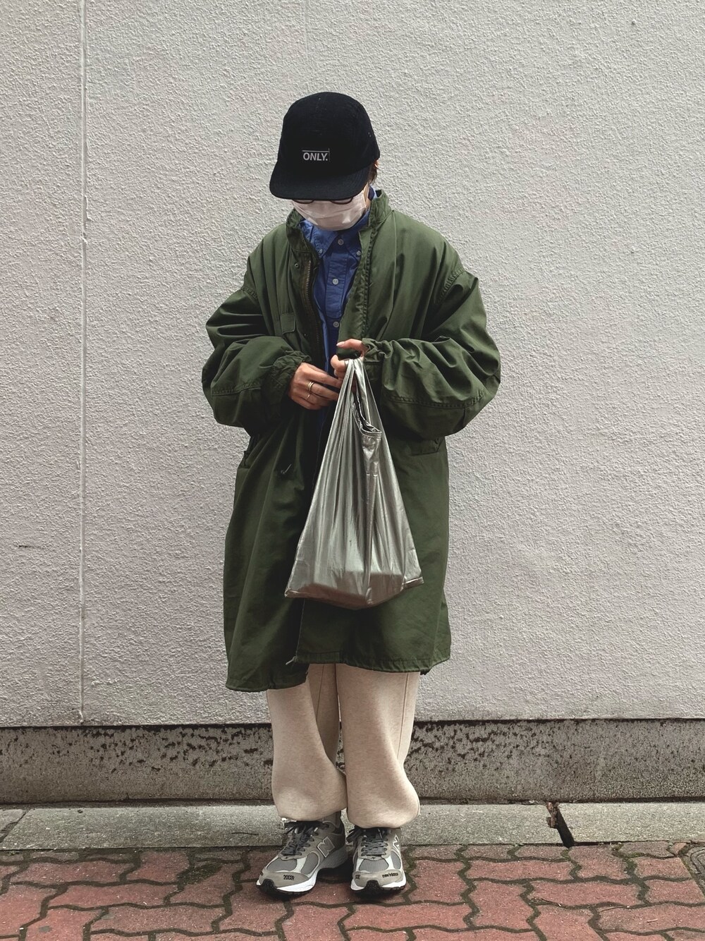 ブルー系のシャツ/ブラウス、ホワイト系のスウェットパンツ、グレー系のスニーカーを着用したレディースの冬コーディネートの1枚目の写真