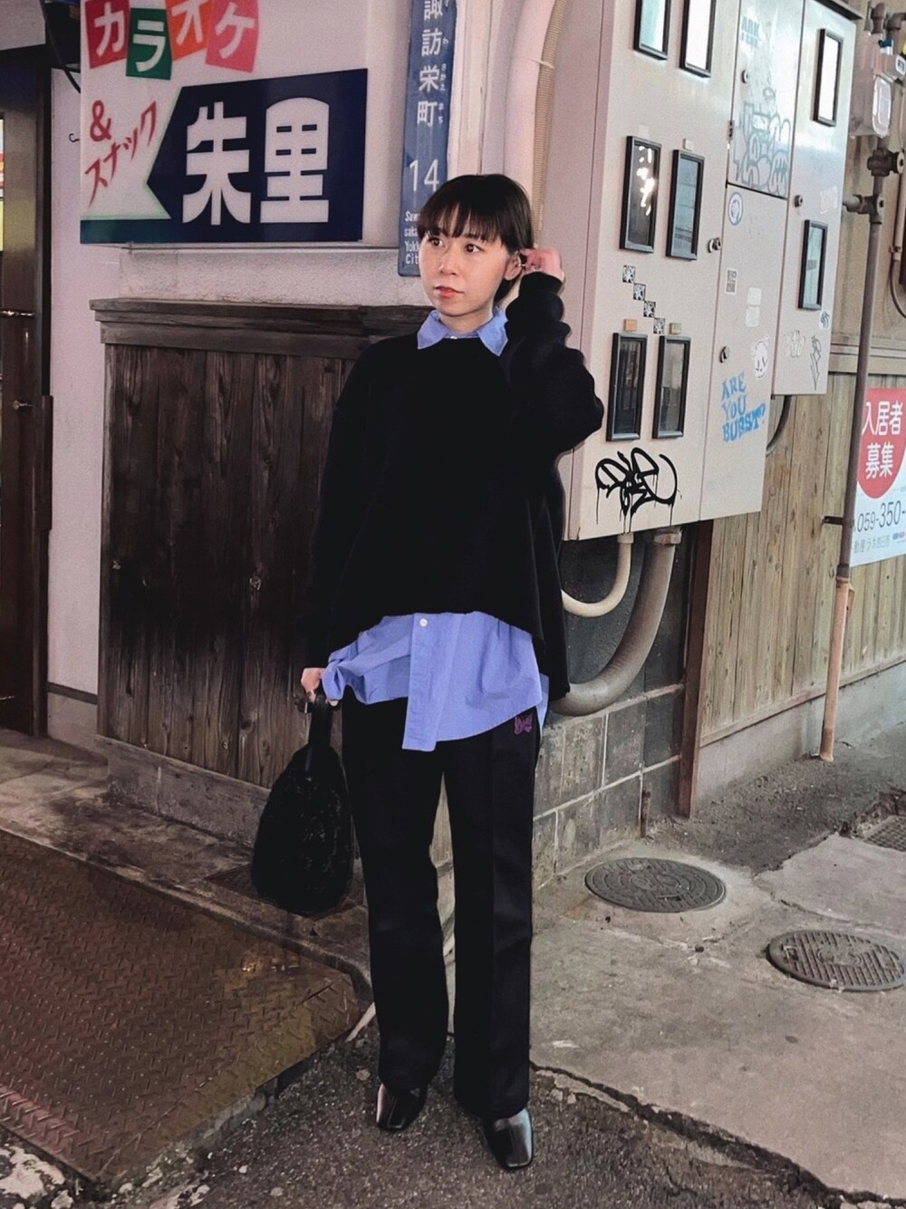 ブラック系のTシャツ/カットソー、ブルー系のシャツ/ブラウス、ブラック系のスラックスを着用したレディースの冬コーディネートの1枚目の写真