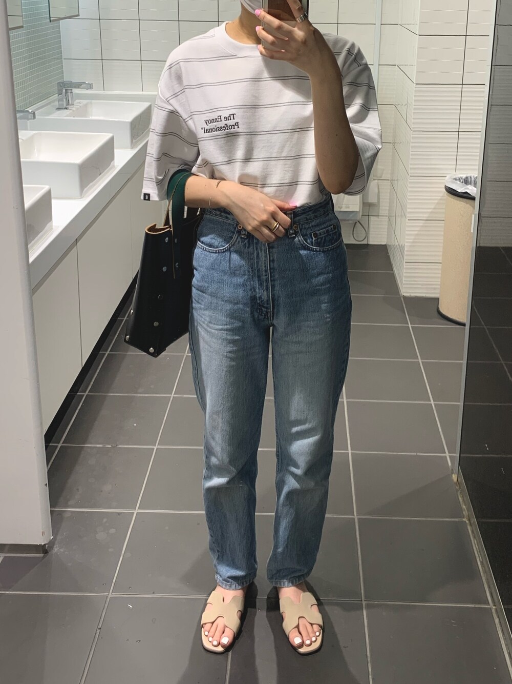 ホワイト系のTシャツ/カットソーを着用したレディースの夏コーディネートの1枚目の写真