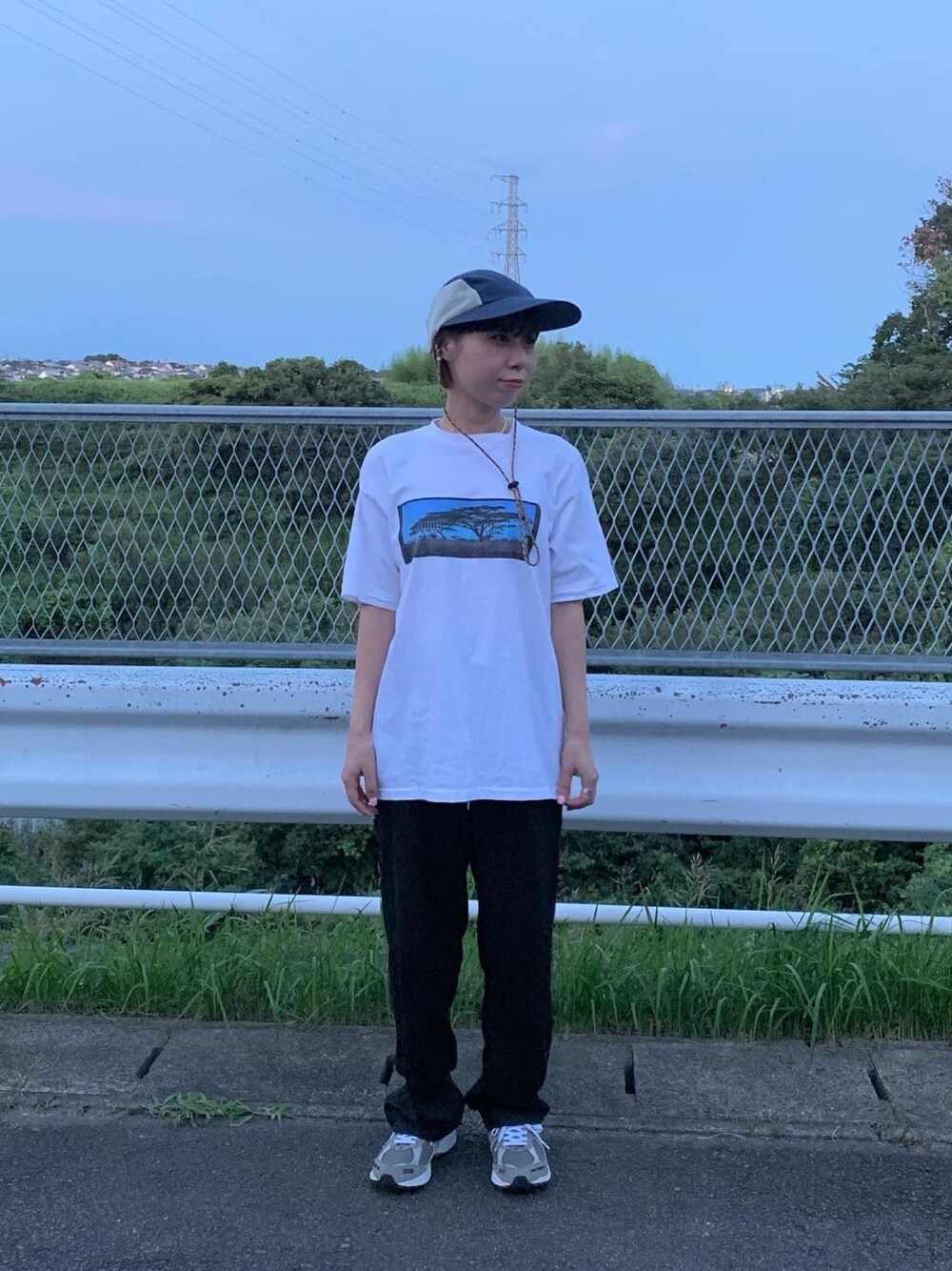 ホワイト系のTシャツ/カットソー、グレー系のスニーカー、ブルー系のキャップを着用したレディースの夏コーディネートの1枚目の写真