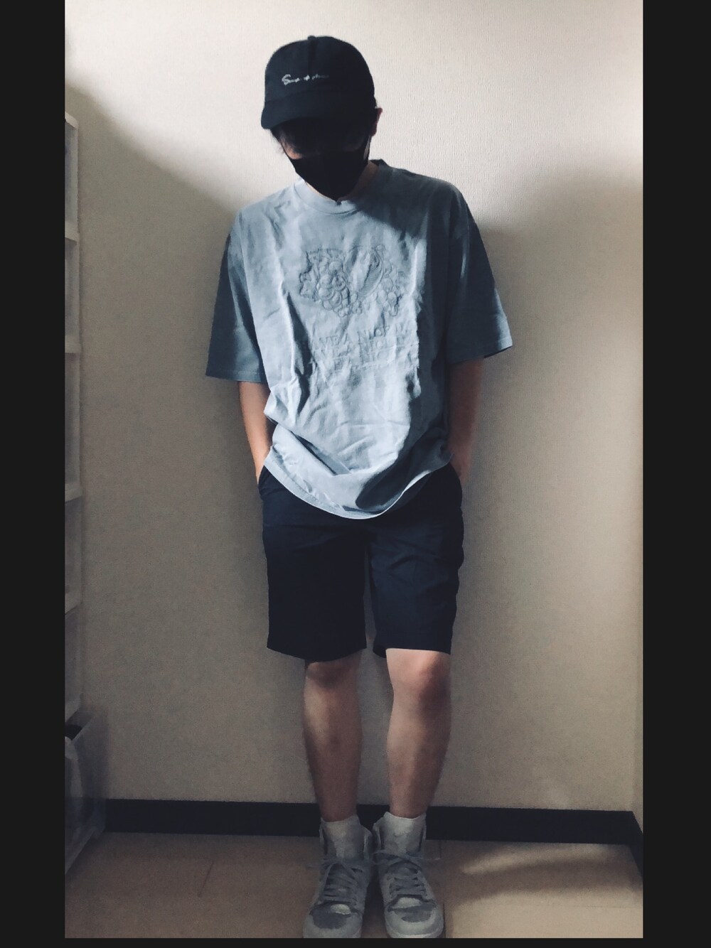 ブルー系のTシャツ/カットソー、ブラック系のチノパンツ、シルバー系のスニーカーを着用したメンズの秋コーディネートの1枚目の写真