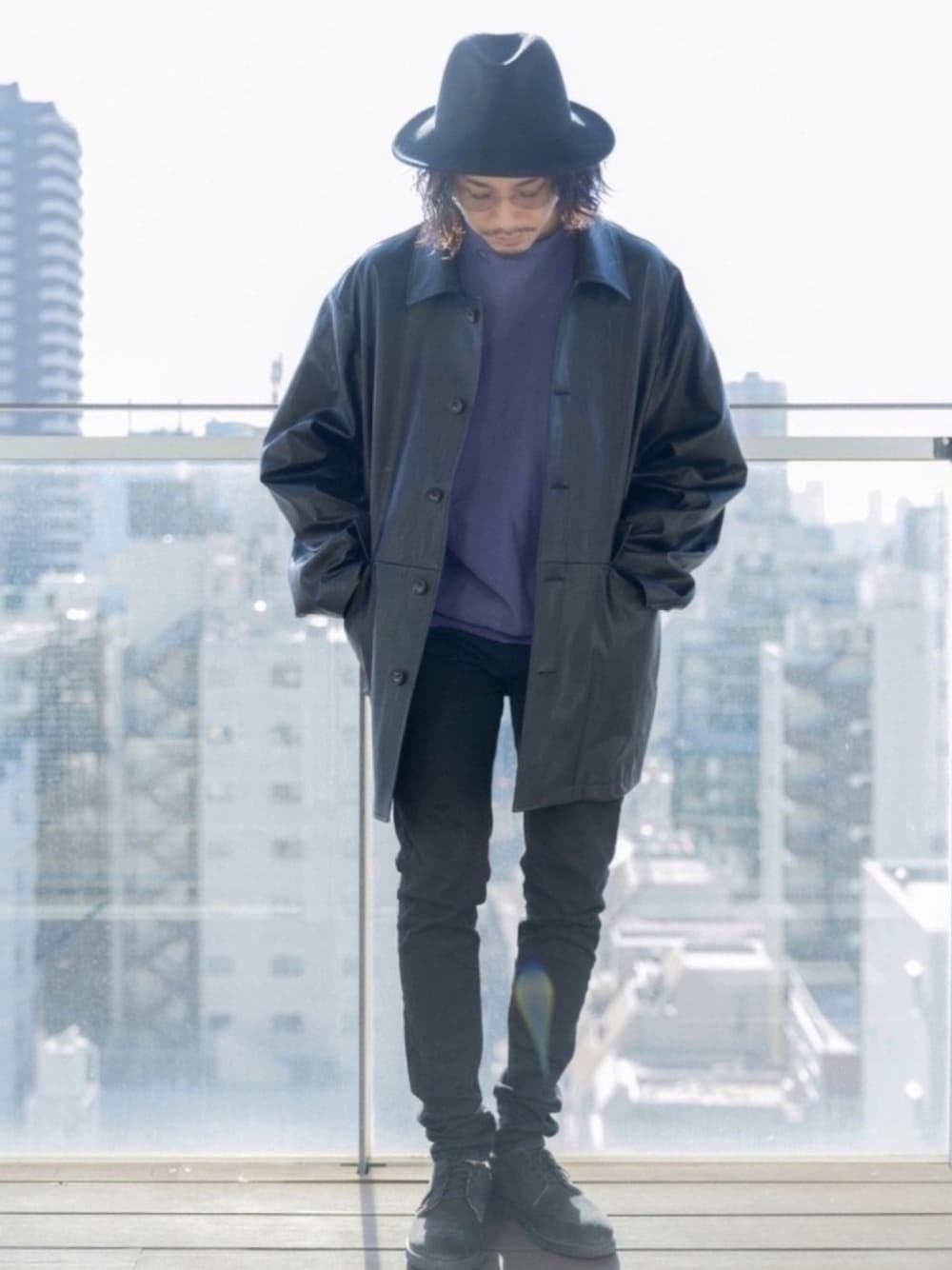 「Champion、championスウェット、stein、mykita、UNIQLO、RED WING、古着コーデ、秋冬コーデ、ブーツ、レザージャケット」｜「steinのアイテム（その他アウター、ブラック系）」を使った、takahiro kawashimaさん（メンズ・175cm）の冬コーディネートの1枚目の写真