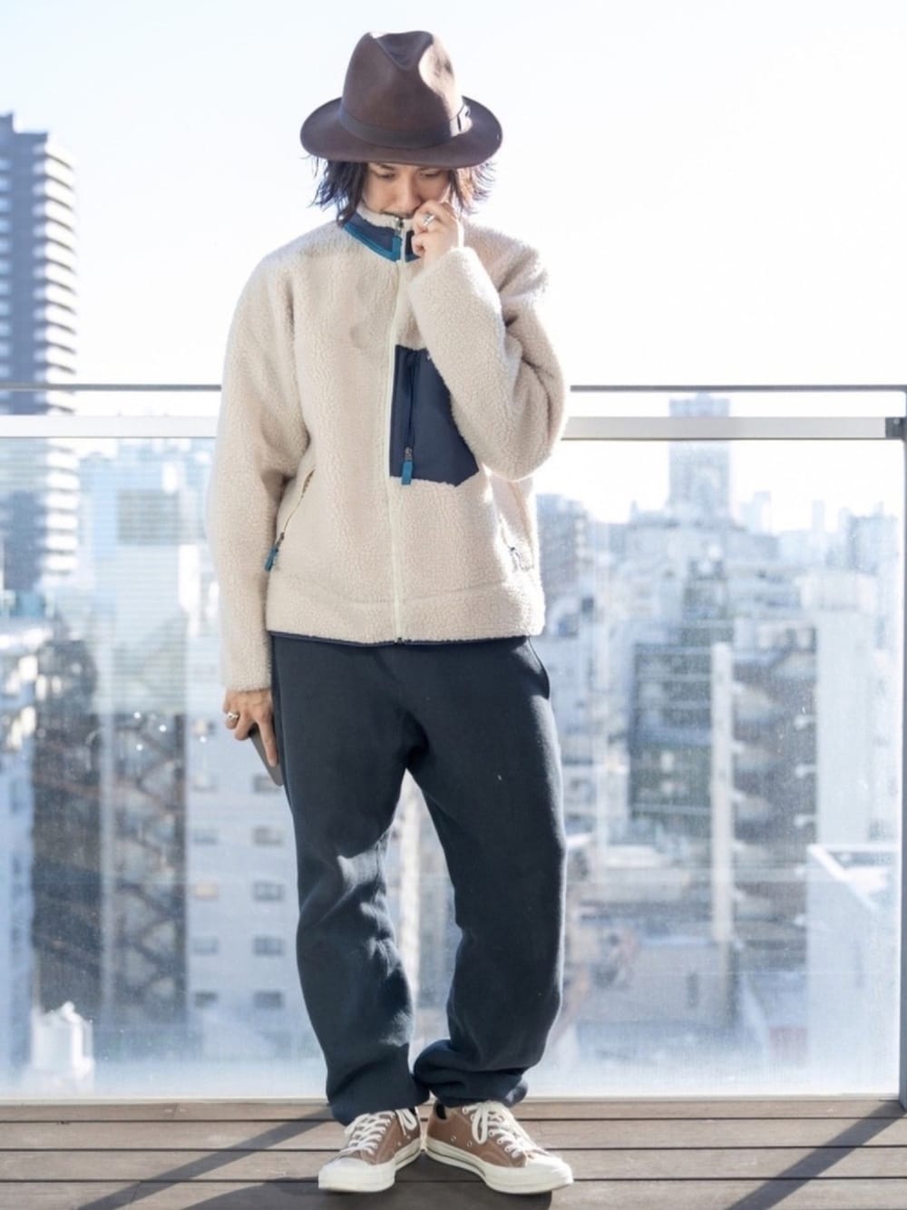「ボアジャケット、patagonia、パタゴニア、レトロX、Champion、チャンピオン、スウェットパンツ、ボアフリース、ゆるコーデ、秋冬コーデ」｜「patagoniaのアイテム（ジャケット/アウター、ホワイト系）」を使った、takahiro kawashimaさん（メンズ・175cm）の冬コーディネートの1枚目の写真