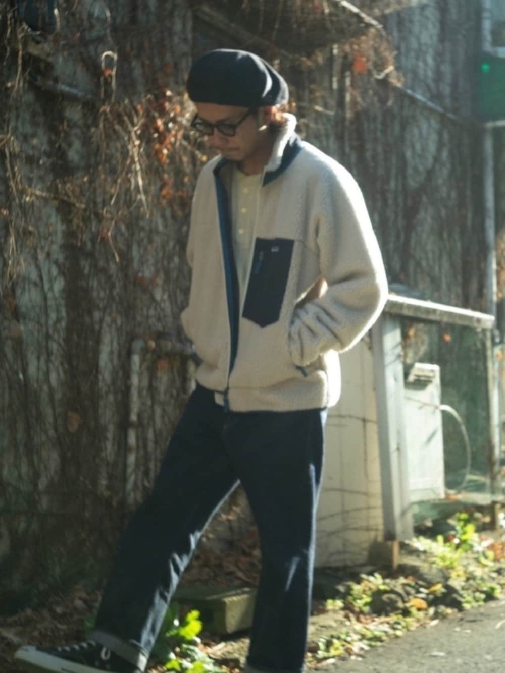 「CA4LA、キャスケット、patagonia、レトロX、ヘンリーネック、UNIQLO U、Levi's、デニムパンツ、converse、秋冬コーデ」｜「CA4LAのアイテム（ハンチング/ベレー帽、ブラウン系）」を使った、takahiro kawashimaさん（メンズ・175cm）の春コーディネートの1枚目の写真