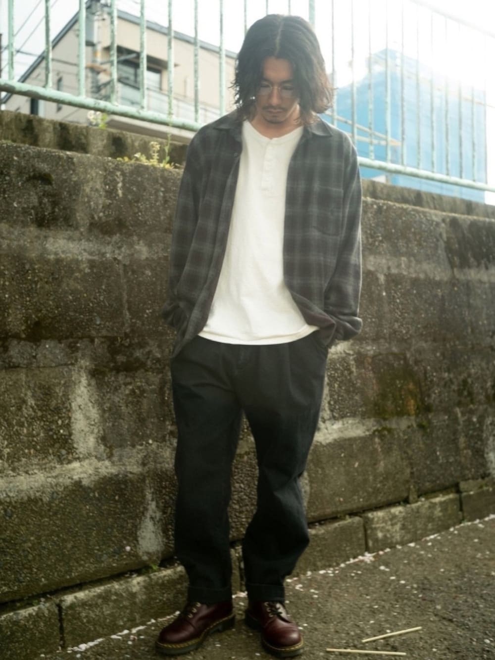 「mykita、サングラススタイル、古着、古着MIX、古着コーデ、stein、デニムパンツ、Dr.Martens、ブーツ、春コーデ」｜「Good OnのGood On/グッドオン　ロングスリーブヘンリーネックTEE（Tシャツ/カットソー、ホワイト系）」を使った、takahiro kawashimaさん（メンズ・175cm）の春コーディネートの1枚目の写真