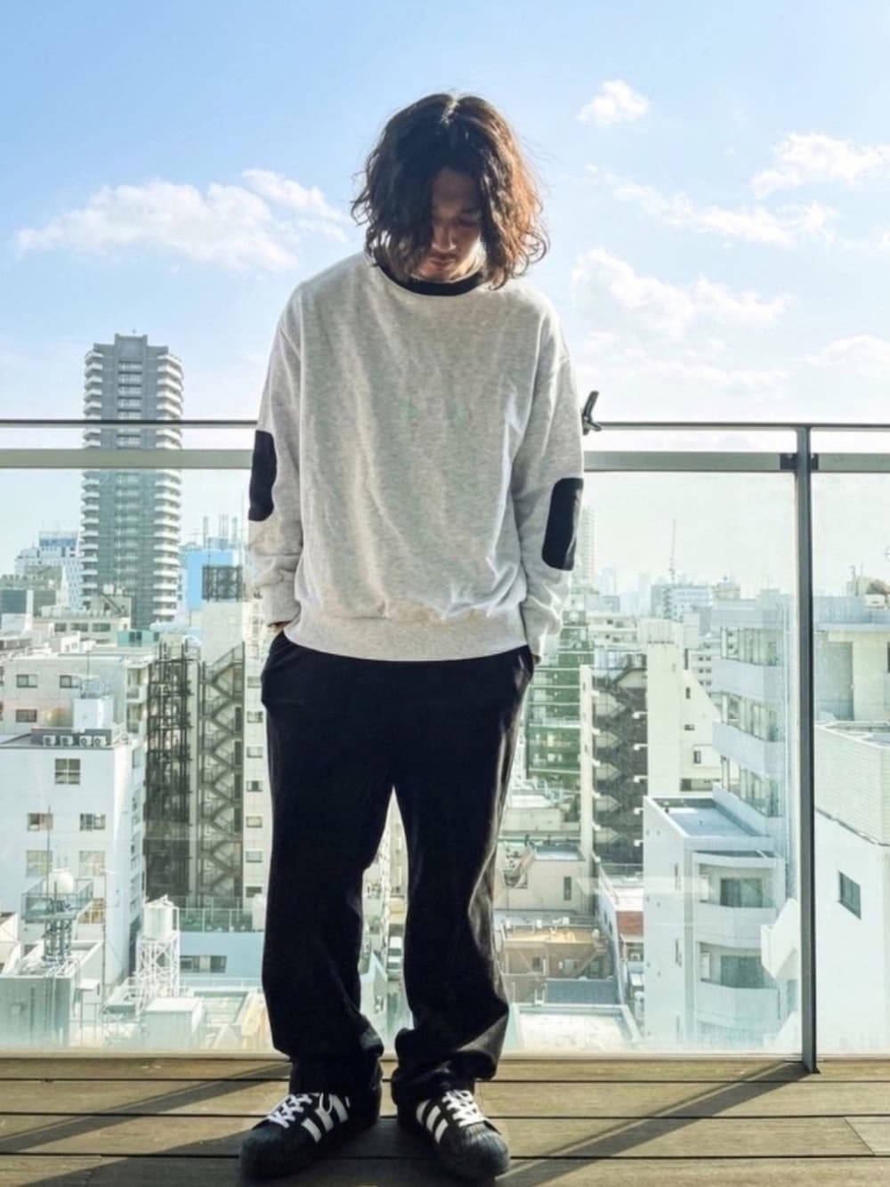 「BREAK COFFEE、スウェット、スウェットコーデ、シルバーグレー、stein、adidas、春コーデ、80's、モノトーン、モノトーンコーデ」｜「BREAK COFFEE elbow sweatのアイテム（スウェット、グレー系）」を使った、takahiro kawashimaさん（メンズ・175cm）の春コーディネートの1枚目の写真