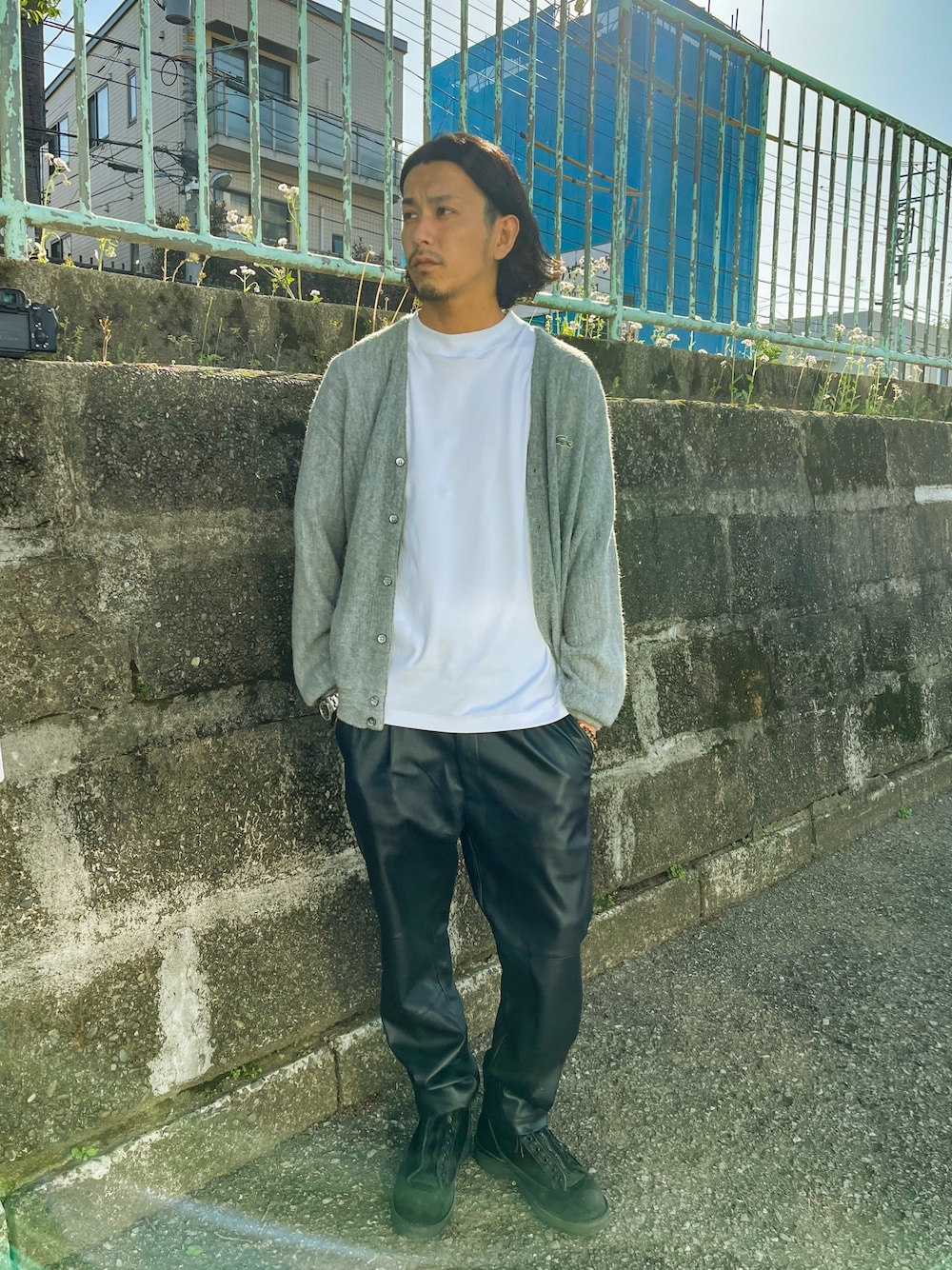 「春コーデ、大人カジュアル、春、stein、ラコステ、ダナー、異素材、異素材MIX、スリードッツ、レザーパンツ」｜「LACOSTEのアイテム（カーディガン/ボレロ、グレー系）」を使った、takahiro kawashimaさん（メンズ・175cm）の春コーディネートの1枚目の写真