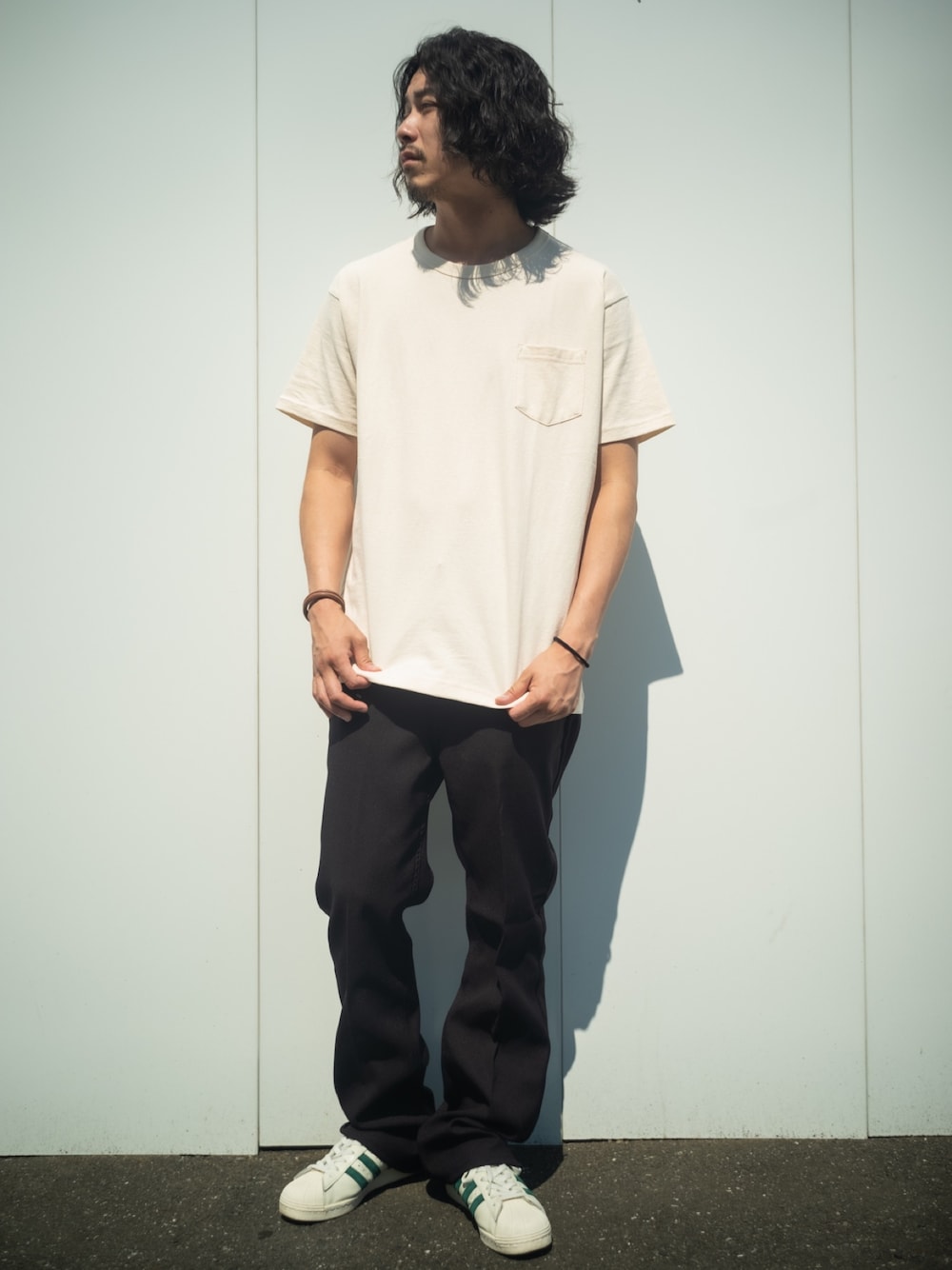「カジュアル、Tシャツ、夏コーデ、シンプルコーデ、スニーカーコーデ、キレイめ、今日のコーデ、モノトーン、N.HOOLYWOOD、Wrangler」｜「無印良品のアイテム（Tシャツ/カットソー、ベージュ系）」を使った、takahiro kawashimaさん（メンズ・175cm）の夏コーディネートの1枚目の写真