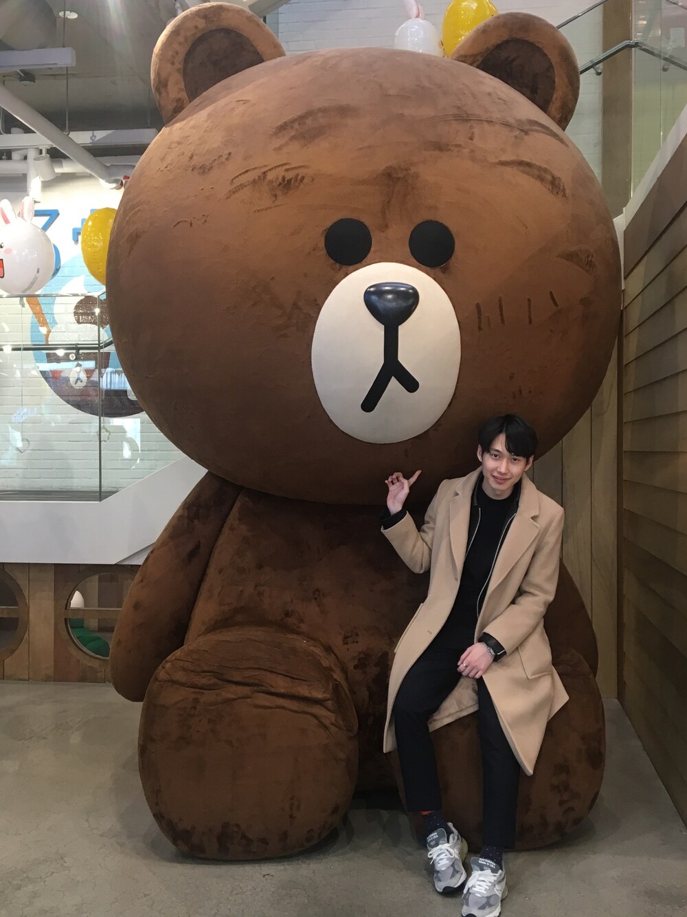 「ootd、outfit、casual、sneakers、SELFIE、line、linefriends、summer、denim、hat」｜「pushBUTTONのアイテム（チェスターコート、ベージュ系）」を使った、김군さん（メンズ・173cm）の春コーディネートの1枚目の写真