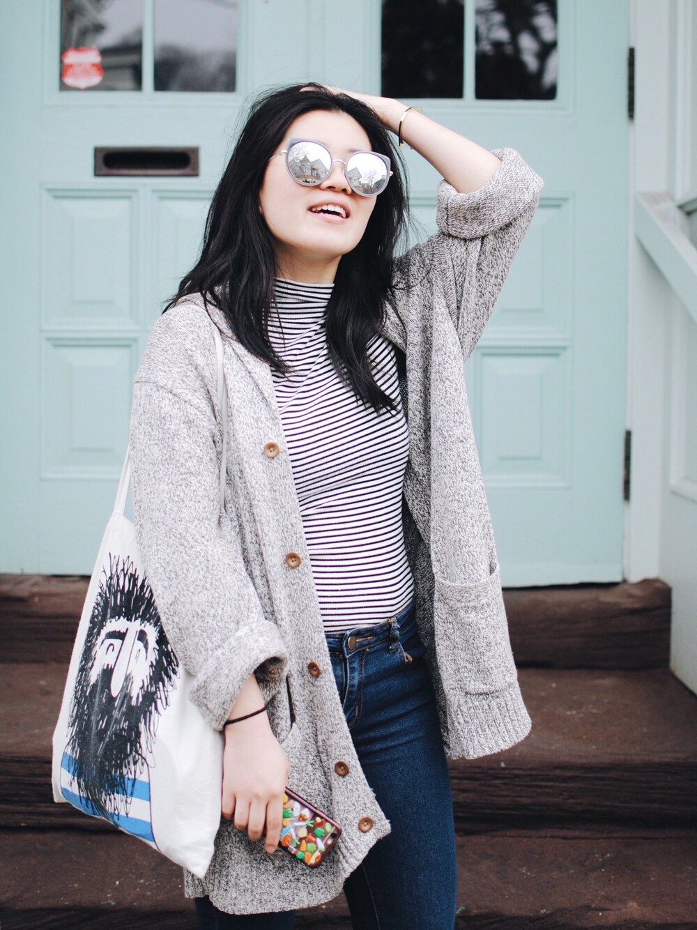 「stripe、ootd、outfit、winter、AnthroStyle、casual、cardigan、denim、FOREVER 21、girl、contest」｜「J.CREWのアイテム（カーディガン/ボレロ、グレー系）」を使った、Caroline H. Leeさん（レディース・165cm）の春コーディネートの1枚目の写真