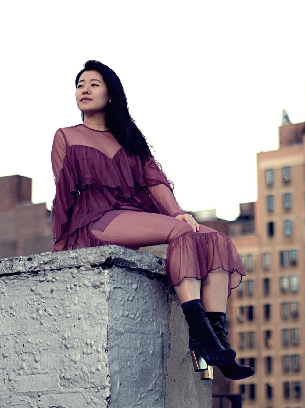 「ootd、outfit、streetstyle、dress、pink、NYC、TOPSHOP、Ruffles、girl、STYLE」｜「Daya by Zendayaのアイテム（ドレス、ピンク系）」を使った、Caroline H. Leeさん（レディース・165cm）の春コーディネートの1枚目の写真