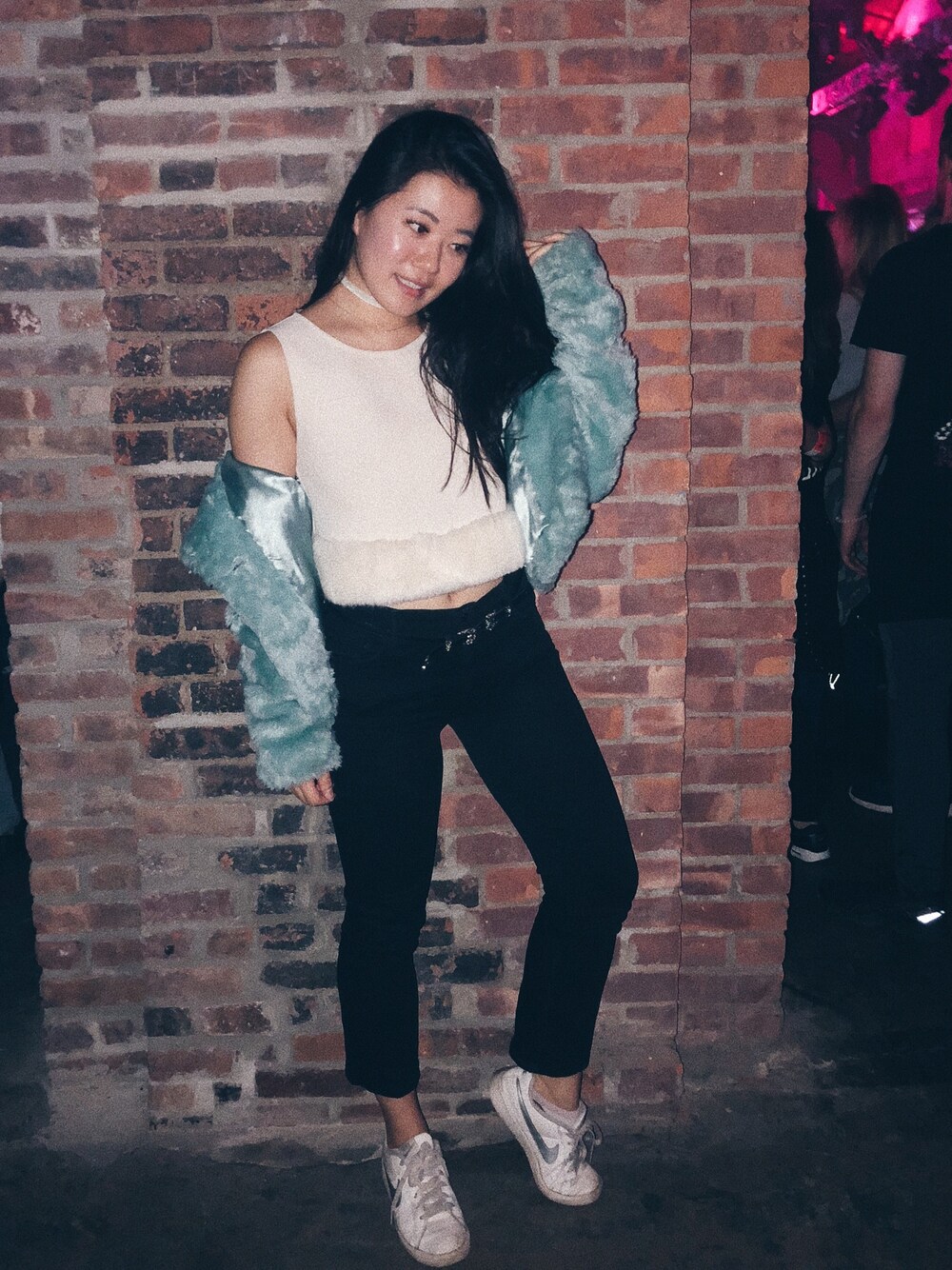 「ootd、night、winter、girl、NIKE、faux fur、NYC」｜「TOPSHOPのアイテム（その他トップス、ホワイト系）」を使った、Caroline H. Leeさん（レディース・165cm）の秋コーディネートの1枚目の写真