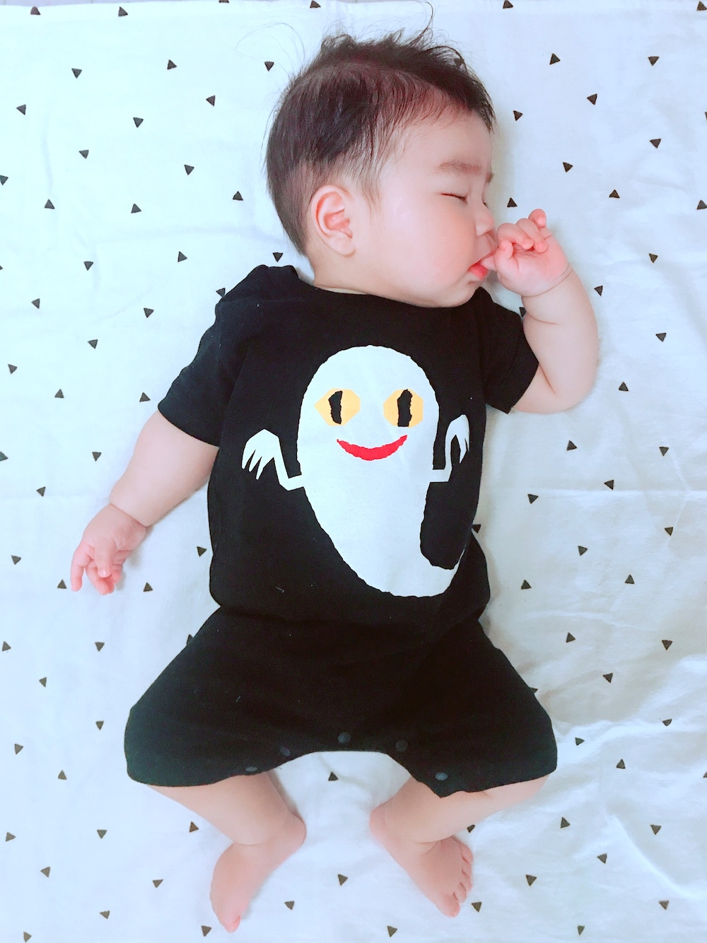 ブラック系のロンパースを着用したキッズの夏コーディネートの1枚目の写真