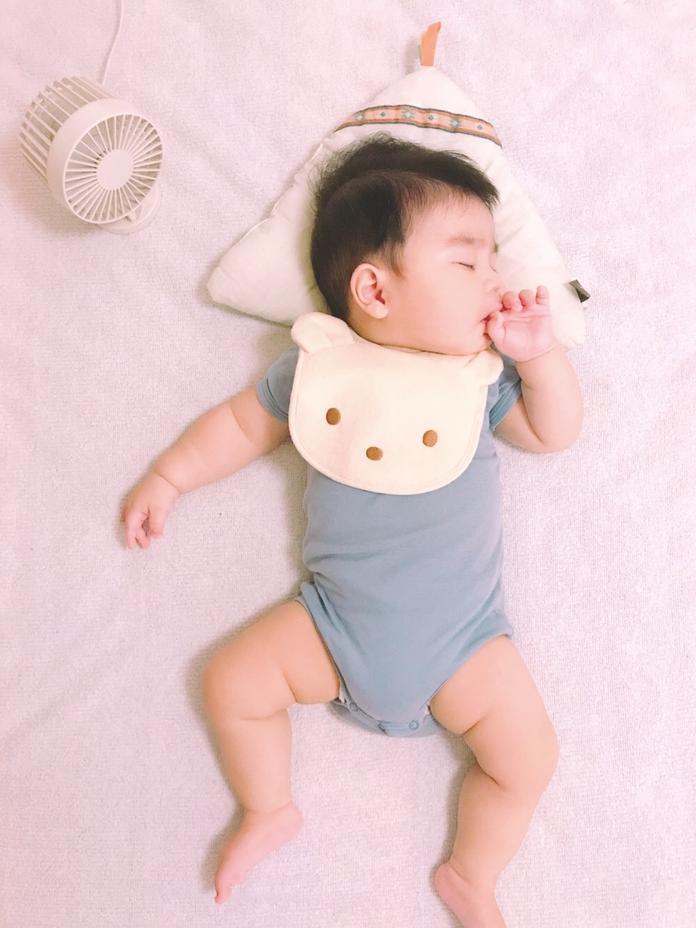 「赤ちゃん、赤ちゃんコーデ、男の子、男の子コーデ、肌着姿でごめんなさい、むすこーで」｜「Familiar のアイテム（スタイ/よだれかけ、ベージュ系）」を使った、ほっぺくんさん（キッズ・61cm）の夏コーディネートの1枚目の写真