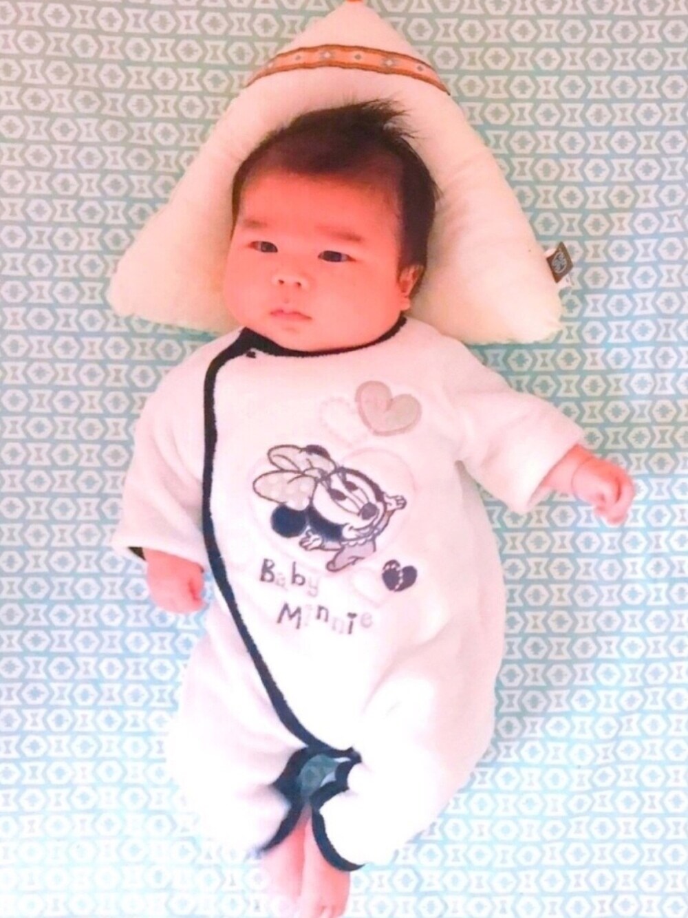 「ミニー、男の子、赤ちゃん、60cm、男の子コーデ、むすこーで、平成最後のWEARISTAセンバツ、０歳」｜「おばあちゃんセレクトのアイテム（ロンパース、ホワイト系）」を使った、ほっぺくんさん（キッズ・70cm）の春コーディネートの1枚目の写真
