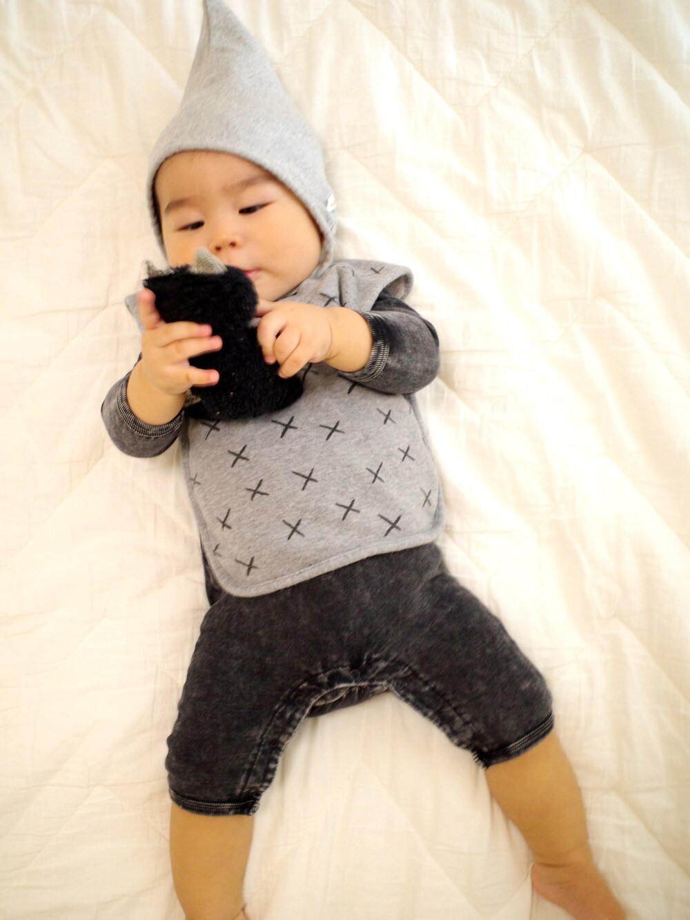 ブラック系のロンパースを着用したキッズの秋コーディネートの1枚目の写真