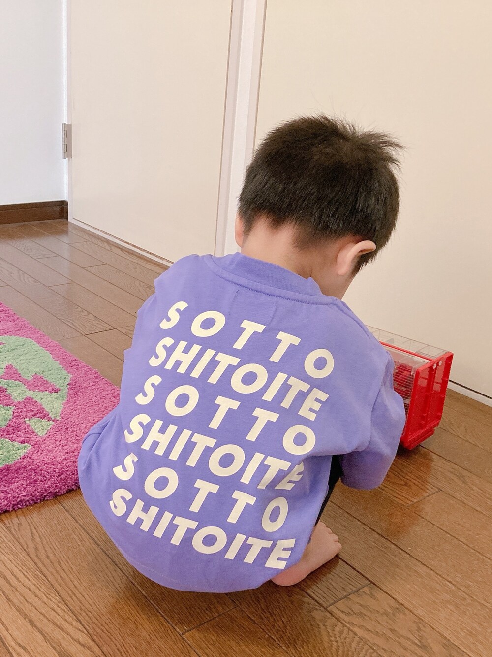 パープル系のTシャツ/カットソーを着用したキッズの夏コーディネートの1枚目の写真