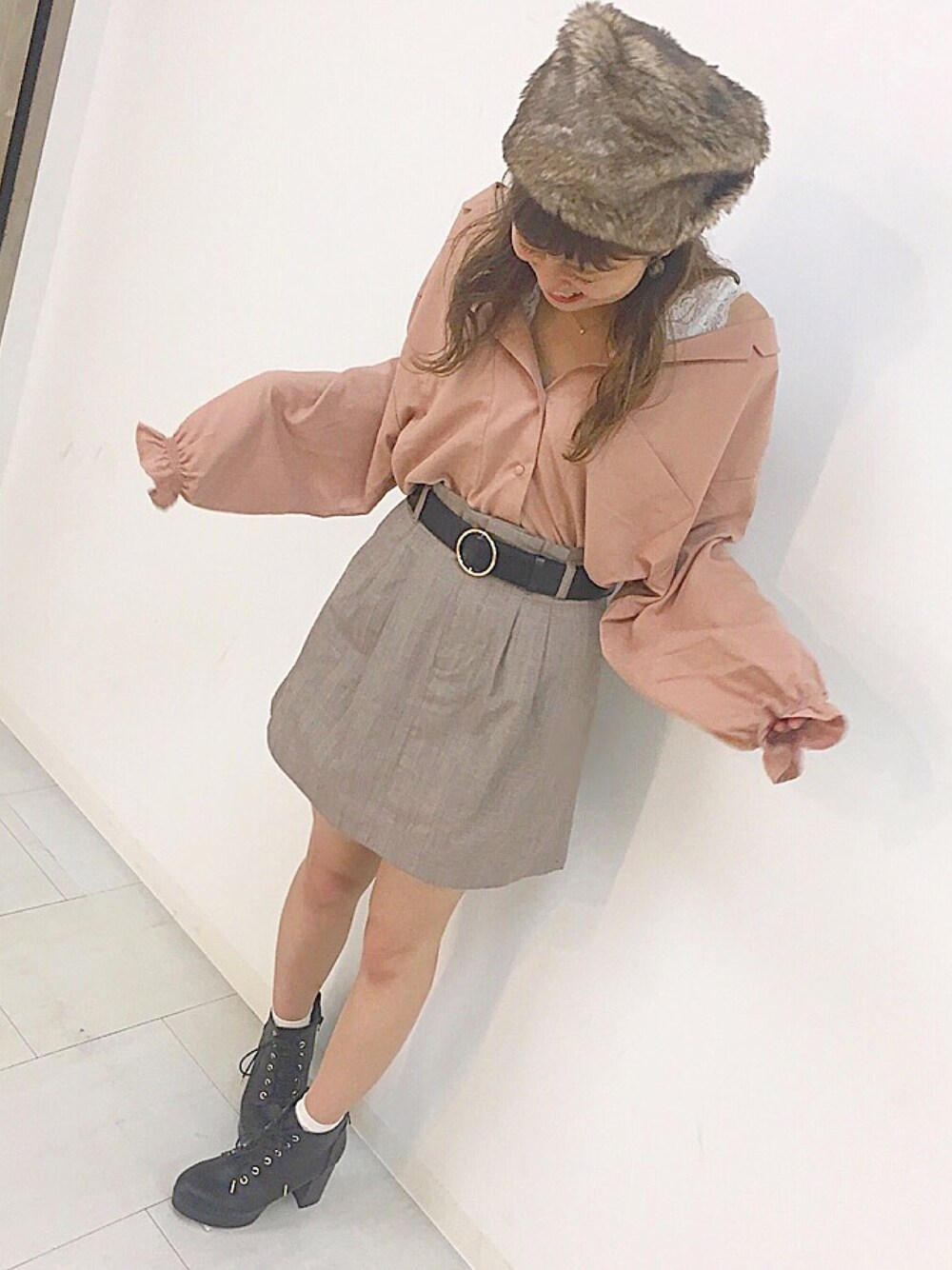「Heather、へザー、スキッパーシャツ、チェックスカート、ロシアン帽、レースアップブーツ、AW」｜「Heatherのウエストフリルチェックスカート　769193（スカート、ブラウン系）」を使った、Mikuさん（レディース・161cm）の秋コーディネートの1枚目の写真
