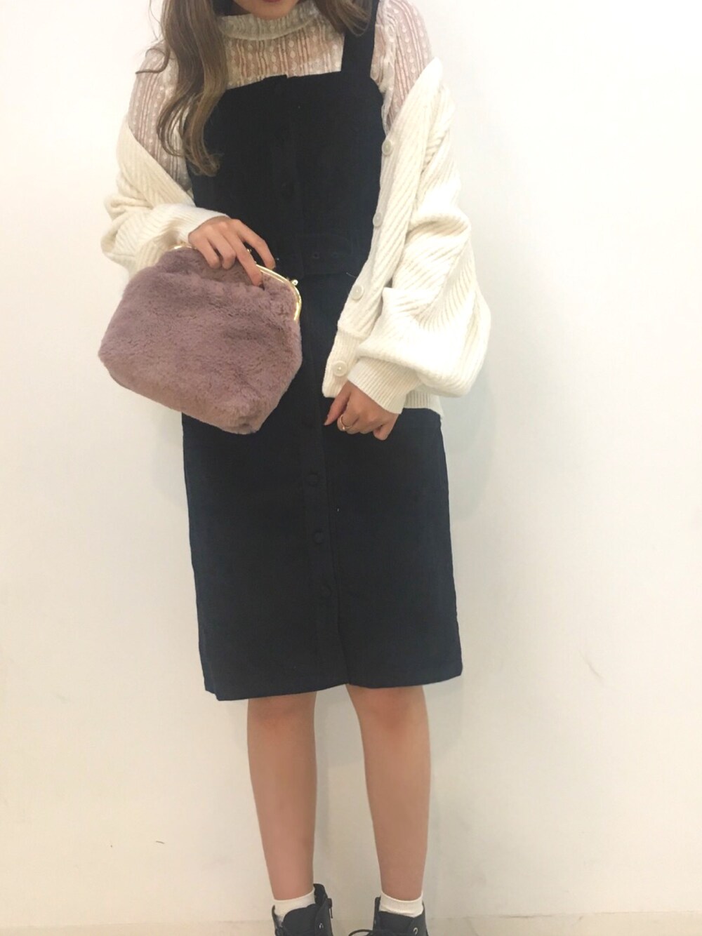 「Heather、へザー、ジャンスカ、ジャンパースカート、ニットカーディガン、コーデュロイ、レーストップス」｜「Heatherのアソートジャンスカ　772901（ジャンパースカート、ブラック系）」を使った、Mikuさん（レディース・161cm）の秋コーディネートの1枚目の写真