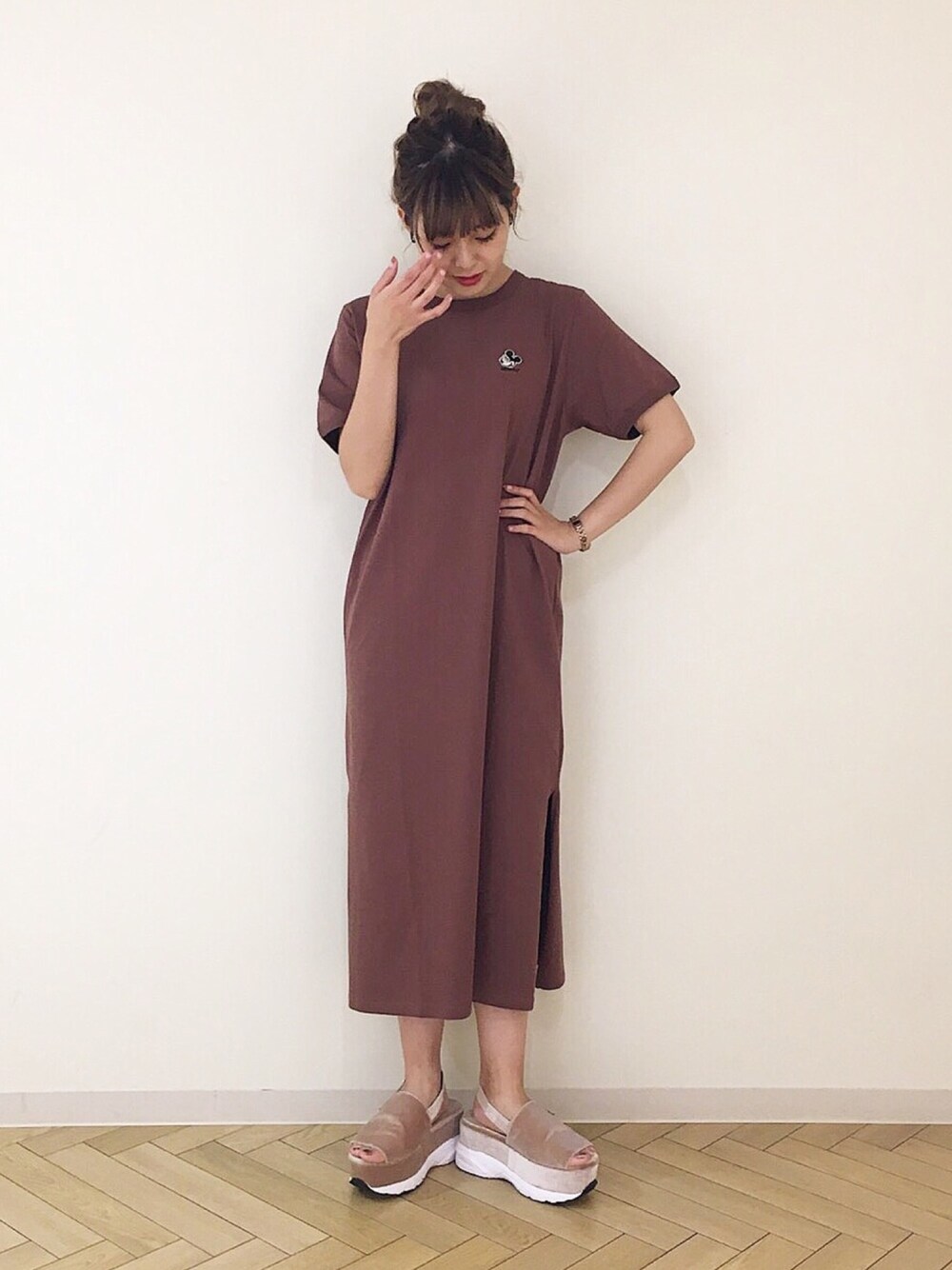 「カットワンピース、ベロアサンダル、スポサン、ディズニー、ミッキーT」｜「Heatherのディズニー*BIGワンピース　807271（ワンピース、ブラウン系）」を使った、Mikuさん（レディース・161cm）の夏コーディネートの1枚目の写真