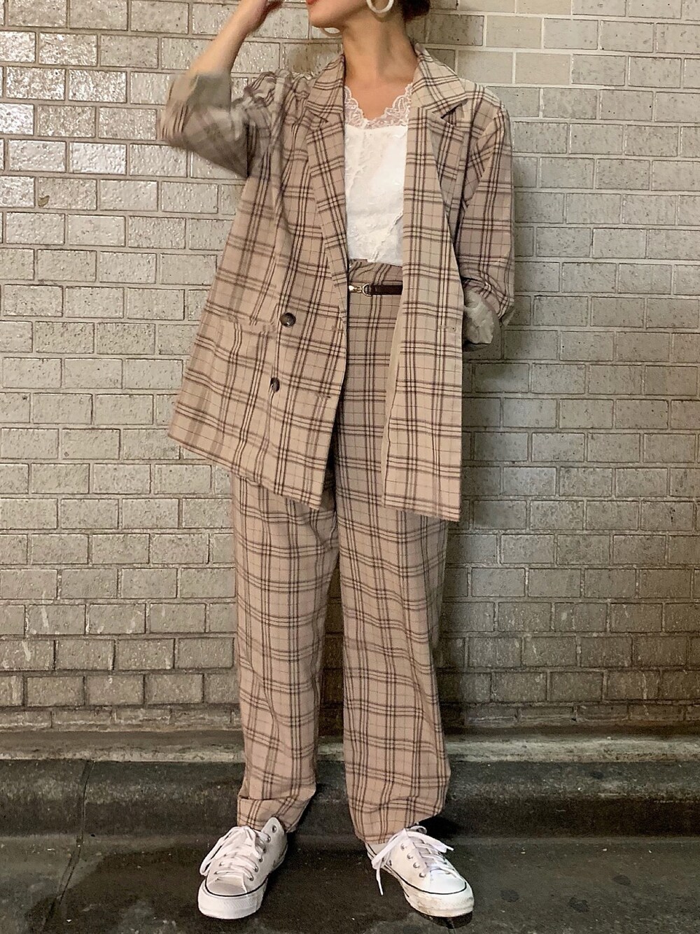 「Heather、セットアップ、セットアップスタイル、チェックジャケット、チェックパンツ、チェックセットアップ、ct70、コンバース、ツーピース、ジャケット」｜「HeatherのチェックBIGテーラードジャケット　853368（テーラードジャケット、ベージュ系）」を使った、Mikuさん（レディース・161cm）の秋コーディネートの1枚目の写真