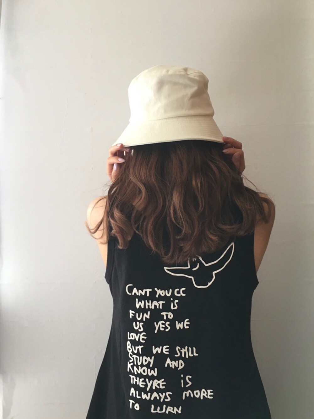 「Heather、Mark Gonzales、マークゴンザレス、キャミワンピ、ミニワンピ、バックロゴ、バケハ、バケットハット、タンクトップ」｜「HeatherのバケットHAT　876698（ハット、ホワイト系）」を使った、Mikuさん（レディース・162cm）の春コーディネートの1枚目の写真
