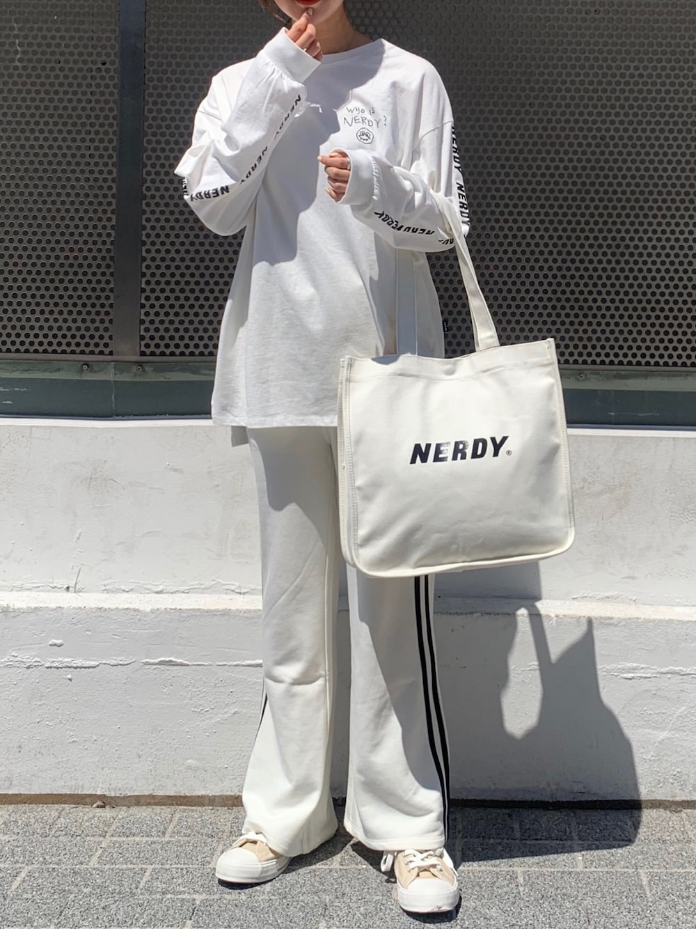 「Heather、nerdy、へザー、ラインパンツ、ロンT、ロゴT、白Tシャツ、トートバッグ、キャンバストート、ローカットスニーカー」｜「HeatherのNERDY×Heather BIGロンT 893260（Tシャツ/カットソー、ホワイト系）」を使った、Mikuさん（レディース・162cm）の夏コーディネートの1枚目の写真